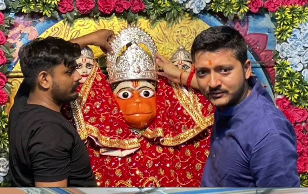 मुंगेर में आस्था की अनूठी मिसाल, चोरी हुए मुकुट की जगह समाजसेवी गौरव शर्मा ने बड़ा महावीर मंदिर में चढ़ाए चांदी के तीन नए मुकुट
#Munger #bihar #BadaMahavirSthan #HanumanJi #LordRam #LordLaxman #SilverCrowns #TempleNews #Navratri2026 #ReligiousNews #DevotionAndFaith #Spirituality #BiharNews #MungerNews #FaithAndService #SocialService #SanatanDharma #JaiShreeRam #JaiBajrangbali