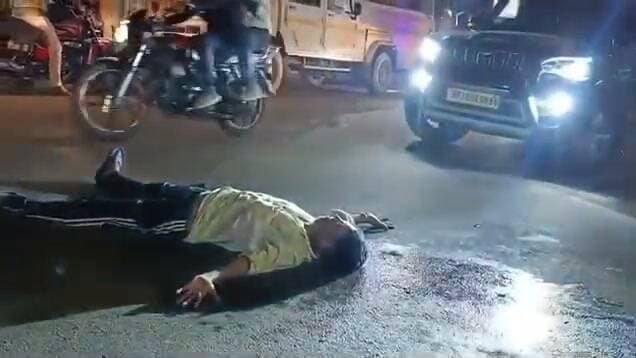 हमीरपुर बस स्टैंड पर शराबी युवक का हाई वोल्टेज ड्रामा
नशे में बीच सड़क लेटकर किया यातायात बाधित
युवक की हरकत का वीडियो सोशल मीडिया पर वायरल
स्थानीय लोगों ने युवक को उठाकर सड़क किनारे किया
#Hamirpur @Uppolice @hamirpurpolice @ADGZonPrayagraj
