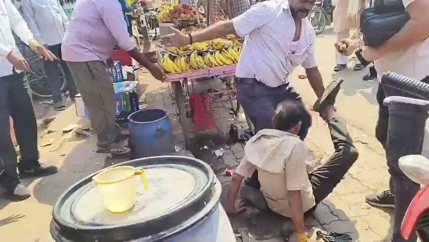 "हमीरपुर बस स्टैंड पर विवाद
#Hamirpur #BreakingNews #MahobaDepot #UPNews #RoadRage #TrafficPolice #HamirpurNews