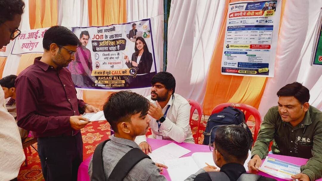 युवा संगम कार्यक्रम में 177 युवा हुए शामिल, 124 युवाओं का प्रारंभिक चयन
----
कलेक्टर सुश्री शीला दाहिमा के मार्गदर्शन में सूक्ष्म, लघु एवं मध्यम उद्यम विभाग तथा कौशल विकास एवं रोजगार विभाग के संयुक्त तत्वावधान में जिला स्तरीय रोजगार एवं स्वरोजगार युवा संगम कार्यक्रम का आयोजन शासकीय महाविद्यालय श्योपुर में किया गया। कार्यक्रम में कुल 177 युवाओं ने सहभागिता की, जिनमें से विभिन्न कंपनियों एवं प्रशिक्षण संस्थानों द्वारा 124 युवाओं का प्रारंभिक चयन किया गया।
रोजगार मेले में आमधानी इंडिया प्राइवेट लिमिटेड अपोलो, जे.के. टायर एवं टाटा मोटर्स जैसी प्रतिष्ठित कंपनियों में रोजगार के लिए 14 युवाओं का प्रारंभिक चयन किया गया। स्काईलाइन इंडिया प्राइवेट लिमिटेड द्वारा स्टोर कीपर एवं डाटा एंट्री ऑपरेटर पदों के लिए 43 युवाओं का प्रारंभिक चयन किया गया। भारतीय जीवन बीमा निगम, श्योपुर द्वारा बीमा अभिकर्ता पद हेतु 26 युवाओं का प्रारंभिक चयन किया गया। जन शिक्षण संस्थान, श्योपुर द्वारा सिलाई प्रशिक्षण के लिए 41 युवाओं का चयन किया गया।
रोजगार मेले के दौरान युवाओं को रोजगार के अवसरों से जोड़ने के साथ-साथ उनके भविष्य को बेहतर बनाने के उद्देश्य से करियर काउंसलिंग भी आयोजित की गई। श्री रामनिवास राव एवं श्रीमती ममता मित्तल सहित काउंसलर एवं विषय विशेषज्ञों द्वारा 45 अभ्यर्थियों को करियर संबंधी मार्गदर्शन प्रदान किया गया। उन्हें अपनी रुचि, योग्यता एवं कौशल के अनुरूप रोजगार के अवसर चुनने के लिए प्रेरित किया गया।
रोजगार मेले में प्राचार्य डॉ ओ.पी. शर्मा, डॉ. आसिफ कुरैशी, प्रभारी, स्वामी विवेकानंद प्रकोष्ठ, शासकीय पी.जी. महाविद्यालय, श्योपुर; डॉ. अनिल तोमर, स्वामी विवेकानंद प्रकोष्ठ, शासकीय गर्ल्स कॉलेज, डॉ सीमा चौकसे, श्री आशीष कुमार जैन, जिला रोजगार अधिकारी तथा श्री राजेश मीणा, कार्यक्रम अधिकारी, जन शिक्षण संस्थान, जिला रोजगार कार्यालय से श्री नीरज चिड़ार एवं श्री यश शर्मा उपस्थित रहे।
-
CM Madhya Pradesh
Jansampark Madhya Pradesh
#JansamparkMP
#sheipur