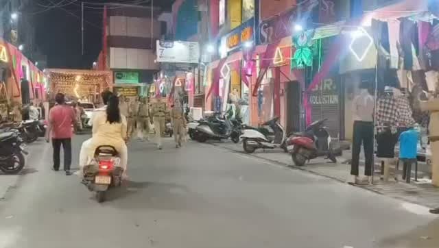 शारदीय नवरात्रि पर्व पर मिशन शक्ति फेज-6 के अंतर्गत थाना सीपरी बाजार एवं नवाबाद क्षेत्रान्तर्गत पूजा पाण्डालों की सुरक्षा व्यवस्था का निरीक्षण एवं महिलाओं-बालिकाओं को जागरूक किया गया
आज दिनांक 16.10.2026 को शारदीय नवरात्रि पर्व के दृष्टिगत वरिष्ठ पुलिस अधीक्षक, झाँसी श्री विकास कुमार के निर्देशन में पुलिस अधीक्षक नगर श्रीमती प्रीति सिंह के नेतृत्व में क्षेत्राधिकारी नगर सुश्री प्रिया सिंह तथा प्रभारी निरीक्षक थाना सीपरी बाजार श्री जय प्रकाश चौबे सहित अन्य पुलिसकर्मियों द्वारा मिशन शक्ति फेज-6 अभियान के अंतर्गत थाना सीपरी बाजार क्षेत्र के मसीहागंज, चमनगंज, सर्राफ़ा मार्केट, कार्गिल पार्क इत्यादि स्थानों एवं थाना नवाबाद क्षेत्रान्तर्गत भ्रमण करते हुए पैदल गश्त की गई। इस दौरान पुलिस अधीक्षक नगर द्वारा विभिन्न पूजा पाण्डालों की सुरक्षा व्यवस्था का निरीक्षण कर संबंधित पुलिसकर्मियों को आवश्यक दिशा-निर्देश दिए गए।