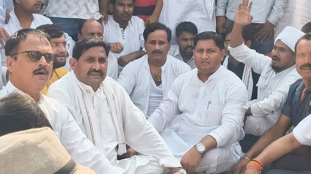 जिला कांग्रेस कमेटी मुरैना के अध्यक्ष मधुराज सिंह तोमर सहित कई लोगों को पुलिस द्वारा हाउस अरेस्ट किए जाने के बावजूद कांग्रेस कार्यकर्ताओं का हौसला नहीं टूटा।
जिला कांग्रेस कमेटी के नेतृत्व में मुख्यमंत्री मोहन यादव के मुरैना आगमन का विरोध करने एवं जनहित के मुद्दों को उठाने के लिए विरोध स्थल की ओर जाते समय पुलिस ने जिला अध्यक्ष , विधायक , पूर्व विधायक,और कार्यकर्ताओं को गिरफ्तार कर लिया।
लेकिन कांग्रेस का कार्यकर्ता न डरने वाला है, न झुकने वाला है।लगाए कांग्रेसियों ने नारे
तानाशाही नहीं चलेगी!
लोकतंत्र का दमन बंद करो!
मुख्यमंत्री मोहन यादव वापस जाओ!
गो बैक, गो बैक! ✊