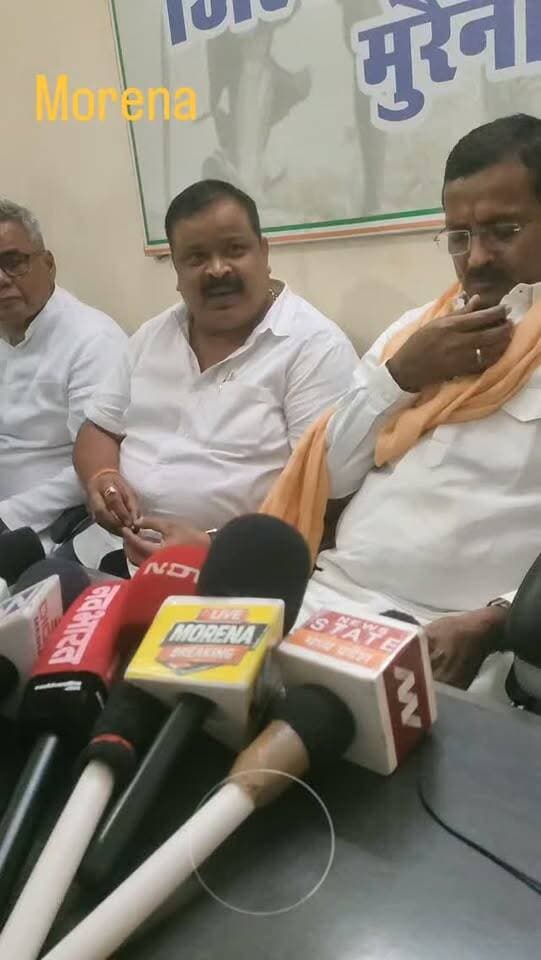मुरैना जिले में विभिन्न समस्याओं को लेकर पूर्व विधायक सत्यपाल सिंह सिकरवार को मुख्यमंत्री को ज्ञापन देने से पहले ही कर लिया गया गिरफ्तार, उनके बंगले पर किया गया नजरबंद, सुनिए क्या कहा#मुरैना #morena2024 #gwaliorbreaking #viralpost2025シ #morena
