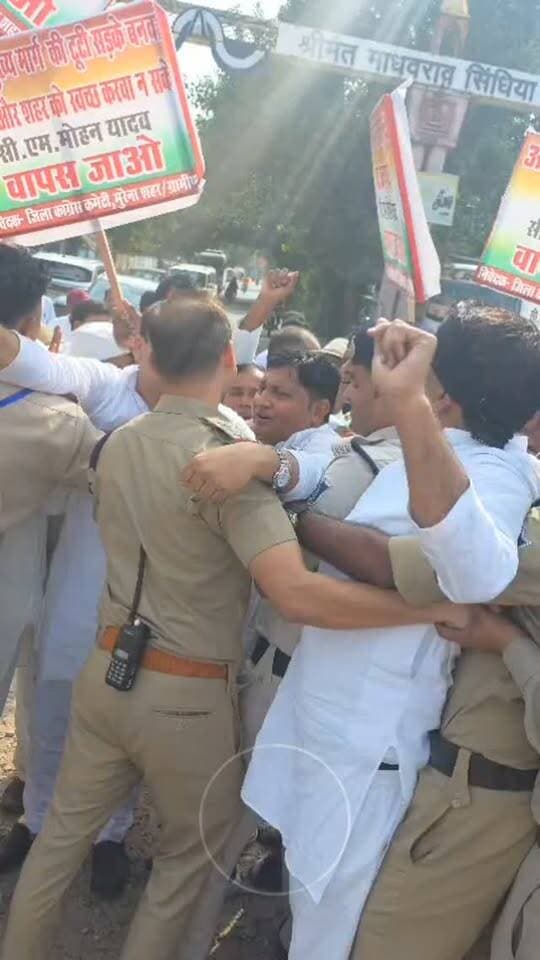 मुख्यमंत्री की आगमन से पहले कांग्रेस पदाधिकारी और कार्यकर्ताओं को पुलिस ने किया नजर बंद 👆#morena2025 #मुरैना #morena2024 #gwaliorbreaking #morena2024