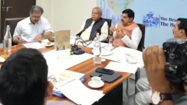 मुख्यमंत्री ने कलेक्ट्रेट में समीक्षा बैठक के दौरान अंतर्राष्ट्रीय स्तर पर उत्कृष्ट प्रदर्शन करने वाले खिलाड़ियों को 2-2 लाख रुपये तथा राष्ट्रीय एवं राज्य स्तर के खिलाड़ियों को 1-1 लाख रुपये की पुरस्कार राशि देने की घोषणा की।
मुरैना, — मुख्यमंत्री डॉ. मोहन यादव ने आज मुरैना प्रवास के दौरान कलेक्ट्रेट सभागार में सीएम समाधान कार्यक्रम और जिला विकास सलाहकार समिति की बैठक की अध्यक्षता की।
यशस्वी संवाद के दौरान मुख्यमंत्री ने अंतर्राष्ट्रीय स्तर पर उत्कृष्ट प्रदर्शन करने वाले खिलाड़ियों को 2-2 लाख रुपये तथा राष्ट्रीय एवं राज्य स्तर के खिलाड़ियों को 1-1 लाख रुपये की पुरस्कार राशि देने की घोषणा की। मुरैना के 5 खिलाड़ियों (भारत रावत, सौरभ रजक, रिंकी, नंदनी चौहान और अंकिता कुशवाह) को इसका लाभ मिलेगा।
मुख्यमंत्री ने कहा कि शासन का मूल उद्देश्य जनता के हित में कार्य करना है और विकास योजनाएं केवल कागजों तक सीमित न रहकर आमजन तक पहुंचनी चाहिए।