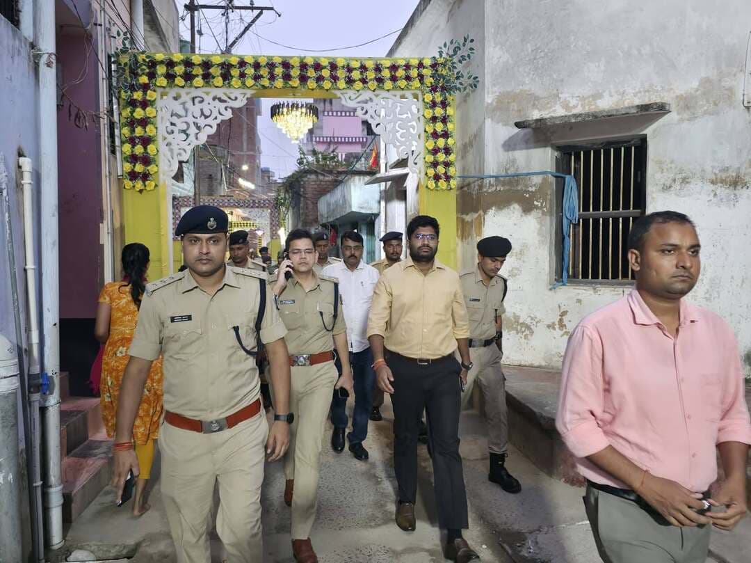 दुर्गा पूजा एवं विसर्जन को शांतिपूर्ण, सौहार्दपूर्ण एवं सुरक्षित माहौल में संपन्न कराने तथा विधि-व्यवस्था बनाए रखने के उद्देश्य से आज जिलाधिकारी निखिल धनराज निप्पाणीकर के नेतृत्व में जिला एवं पुलिस प्रशासन द्वारा फ्लैग मार्च निकाला गया। इसके माध्यम से आमजनों को यह संदेश दिया गया कि पर्व के दौरान शांति, सुरक्षा एवं विधि-व्यवस्था बनाए रखने के लिए जिला एवं पुलिस प्रशासन पूरी तरह मुस्तैद है तथा प्रत्येक गतिविधि पर सतर्कतापूर्वक नजर रखी जा रही है।
जिलाधिकारी ने पर्व के दौरान आमजनों से आपसी सौहार्द, सामाजिक समरसता एवं भाईचारे की भावना बनाए रखने की अपील की। उन्होंने कहा कि दुर्गा पूजा जैसे महत्वपूर्ण पर्व को शांतिपूर्ण एवं व्यवस्थित तरीके से संपन्न कराने में प्रशासन के साथ-साथ आम नागरिकों की भूमिका भी अत्यंत महत्वपूर्ण है। सभी लोग प्रशासन द्वारा निर्धारित नियमों एवं व्यवस्थाओं का पालन करें तथा किसी भी प्रकार की अफवाह पर ध्यान न दें। असामाजिक एवं शरारती तत्वों पर विशेष नजर रखी जा रही। ऐसे तत्वों से सख्ती के साथ निपटने का निर्देश दिया गया है।
बड़ी दुर्गा मंदिर में श्रद्धालुओं की भीड़ को व्यवस्थित करने के लिए की गई व्यवस्थाओं के संबंध में आमजनों एवं स्थानीय लोगों से सहयोग की अपील की गई। व्यवस्थाओं को लेकर कुछ लोगों द्वारा परेशानी की सूचना दिए जाने पर आज कोतवाली थाना परिसर में स्थानीय लोगों तथा पूजा समिति के सदस्यों के साथ बैठक आयोजित की गई। बैठक में संबंधित विषयों पर चर्चा करते हुए आपसी संवाद के माध्यम से गलतफहमियों को दूर किया गया तथा सभी से आपसी सौहार्द एवं समन्वय के साथ प्रशासन का सहयोग करने की अपील की गई। जिला प्रशासन ने स्पष्ट किया कि श्रद्धालुओं की सुविधा, सुरक्षा एवं भीड़ नियंत्रण को ध्यान में रखते हुए आवश्यक व्यवस्थाएं की गई हैं। इन व्यवस्थाओं को सफल बनाने के लिए स्थानीय नागरिकों, पूजा समितियों एवं श्रद्धालुओं का सहयोग अपेक्षित है।
जिला एवं पुलिस प्रशासन ने सभी जिलावासियों से अपील किया है कि वे दुर्गा पूजा का पर्व शांतिपूर्ण, सौहार्दपूर्ण एवं अनुशासित वातावरण में मनाएं। भीड़भाड़ वाले स्थानों पर प्रशासन द्वारा निर्धारित व्यवस्था का पालन करें तथा किसी भी प्रकार की असुविधा, समस्या अथवा संदिग्ध गतिविधि की सूचना तत्काल जिला एवं पुलिस प्रशासन को दें।
पर्व की वास्तविक खूबसूरती आपसी प्रेम, भाईचारे और सौहार्द में है। अतः सभी जिलावासी एक-दूसरे की भावनाओं का सम्मान करते हुए प्रशासन का सहयोग करें, ताकि दुर्गा पूजा का पर्व शांतिपूर्ण एवं सुरक्षित माहौल में संपन्न हो सके।