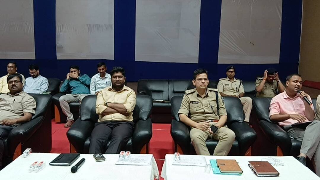 दुर्गा पूजा मेला, रावण वध कार्यक्रम एवं प्रतिमा विसर्जन शोभायात्रा को शांतिपूर्ण, सुरक्षित एवं भक्तिपूर्ण माहौल में संपन्न कराने के उद्देश्य से आज प्रेक्षा गृह, मुंगेर में जिलाधिकारी निखिल धनराज निप्पाणीकर की अध्यक्षता में जिला एवं पुलिस प्रशासन के पदाधिकारियों तथा कर्मियों की ब्रीफिंग बैठक आयोजित की गई। मौके पर पुलिस अधीक्षक सैयद इमरान मसूद, अपर समाहर्ता सुमन कुमार साह, उप विकास आयुक्त अजीत कुमार सिंह, एसडीओ, एसडीपीओ सहित अन्य उपस्थित थे।
बैठक को संबोधित करते हुए जिलाधिकारी निखिल धनराज निप्पाणीकर ने कहा कि कल से अगले एक सप्ताह तक की अवधि जिला एवं पुलिस प्रशासन के लिए अत्यंत संवेदनशील एवं चुनौतीपूर्ण रहने वाली है। इस दौरान दुर्गा पूजा मेला, रावण वध कार्यक्रम तथा प्रतिमा विसर्जन शोभायात्रा को शांतिपूर्ण ढंग से संपन्न कराना प्रशासन की महत्वपूर्ण जिम्मेदारी है। जिलाधिकारी ने कहा कि इन आयोजनों में बड़ी संख्या में श्रद्धालुओं एवं आम नागरिकों की सहभागिता होती है। ऐसे में भीड़ का सुव्यवस्थित प्रबंधन, विधि-व्यवस्था का संधारण, यातायात नियंत्रण तथा श्रद्धालुओं की सुरक्षा सुनिश्चित करना अत्यंत आवश्यक है। उन्होंने सभी पदाधिकारियों एवं कर्मियों को पूरी सतर्कता, सजगता एवं तत्परता के साथ अपने दायित्वों का निर्वहन करने का निर्देश दिया, ताकि सभी कार्यक्रम बिना किसी व्यवधान के शांतिपूर्ण ढंग से संपन्न हो सकें।
उन्होंने स्पष्ट शब्दों में कहा कि किसी भी स्तर पर लापरवाही अथवा चूक परेशानी का कारण बन सकती है। इसलिए सभी प्रतिनियुक्त पदाधिकारी एवं कर्मी अपने-अपने निर्धारित स्थलों पर पूरी मुस्तैदी के साथ उपस्थित रहेंगे तथा सौंपे गए दायित्वों का गंभीरता से निर्वहन करेंगे। किसी भी अप्रिय स्थिति की आशंका को गंभीरता से लेते हुए त्वरित कार्रवाई सुनिश्चित की जाए। सभी संबंधित पदाधिकारी आपसी समन्वय बनाए रखते हुए परिस्थितियों पर लगातार नजर रखें।
भीड़ नियंत्रण एवं विधि-व्यवस्था पर विशेष जोर
जिलाधिकारी ने मेला स्थलों, पूजा पंडालों, रावण वध कार्यक्रम के आयोजन स्थल तथा विसर्जन मार्गों पर विशेष सतर्कता बरतने की आवश्यकता पर बल दिया। उन्होंने निर्देश दिया कि भीड़ की आवाजाही को व्यवस्थित रखा जाए तथा आम नागरिकों एवं श्रद्धालुओं को किसी प्रकार की असुविधा न हो, इसका विशेष ध्यान रखा जाए। संवेदनशील स्थलों पर प्रतिनियुक्त पदाधिकारी एवं पुलिस बल पूरी तत्परता के साथ अपने कर्तव्यों का निर्वहन करें। उन्होंने यातायात व्यवस्था को सुचारु बनाए रखने, आवश्यकतानुसार वाहनों के परिचालन को नियंत्रित करने तथा आपातकालीन सेवाओं के लिए आवागमन की सुविधा सुनिश्चित रखने पर भी जोर दिया। साथ ही, किसी भी आपात स्थिति से निपटने के लिए संबंधित विभागों को परस्पर समन्वय के साथ कार्य करने का निर्देश दिया।
जिलाधिकारी ने कहा कि सभी संबंधित विभागों के बीच बेहतर समन्वय, समयबद्ध कार्रवाई एवं सतत निगरानी से ही इन आयोजनों को सफलतापूर्वक संपन्न कराया जा सकता है। पदाधिकारी अपने-अपने क्षेत्र में स्थिति पर लगातार नजर रखें तथा किसी भी समस्या अथवा संभावित व्यवधान की सूचना तत्काल वरीय पदाधिकारियों को दें, ताकि समय रहते आवश्यक कार्रवाई की जा सके।
पुलिस अधीक्षक ने कहा कि प्रशासन का उद्देश्य केवल आयोजनों को शांतिपूर्ण ढंग से संपन्न कराना ही नहीं, बल्कि प्रत्येक श्रद्धालु एवं नागरिक की सुरक्षा सुनिश्चित करना भी है। इसके लिए सभी प्रतिनियुक्त पदाधिकारियों एवं कर्मियों को पूरी जिम्मेदारी और प्रतिबद्धता के साथ कार्य करना होगा।
जिला प्रशासन की आम नागरिकों एवं श्रद्धालुओं से अपील
जिला प्रशासन ने आम नागरिकों, श्रद्धालुओं, पूजा समितियों एवं आयोजन से जुड़े सभी लोगों से अपील किया है कि वे शांति, सद्भाव एवं आपसी सहयोग के साथ पर्व मनाएं। प्रशासन द्वारा जारी दिशा-निर्देशों का पालन करें, भीड़भाड़ वाले स्थलों पर अनावश्यक धक्का-मुक्की से बचें तथा यातायात एवं सुरक्षा व्यवस्था बनाए रखने में प्रशासन का सहयोग करें। किसी भी प्रकार की अफवाह पर ध्यान न दें और न ही अपुष्ट सूचनाओं को प्रसारित करें। किसी संदिग्ध गतिविधि अथवा विधि-व्यवस्था से संबंधित समस्या की जानकारी तत्काल प्रशासन या पुलिस को दें। पूजा समितियां भी निर्धारित दिशा-निर्देशों का पालन करते हुए आयोजन को सुव्यवस्थित एवं शांतिपूर्ण बनाने में सक्रिय सहयोग करें। जिला प्रशासन की सर्वोच्च प्राथमिकता है कि दुर्गा पूजा मेला, रावण वध कार्यक्रम एवं प्रतिमा विसर्जन शोभायात्रा श्रद्धा, आस्था, सौहार्द और शांतिपूर्ण वातावरण में संपन्न हों तथा प्रत्येक नागरिक सुरक्षित महसूस करे।
किसी भी आपात स्थिति के लिए जिला नियंत्रण कक्ष के इस नम्बर 06344291033 पर सम्पर्क कर सूचना दी जा सकती है।
#BiharGovernment
#CMSamrat
#samratchoudhary
#samratforbihar