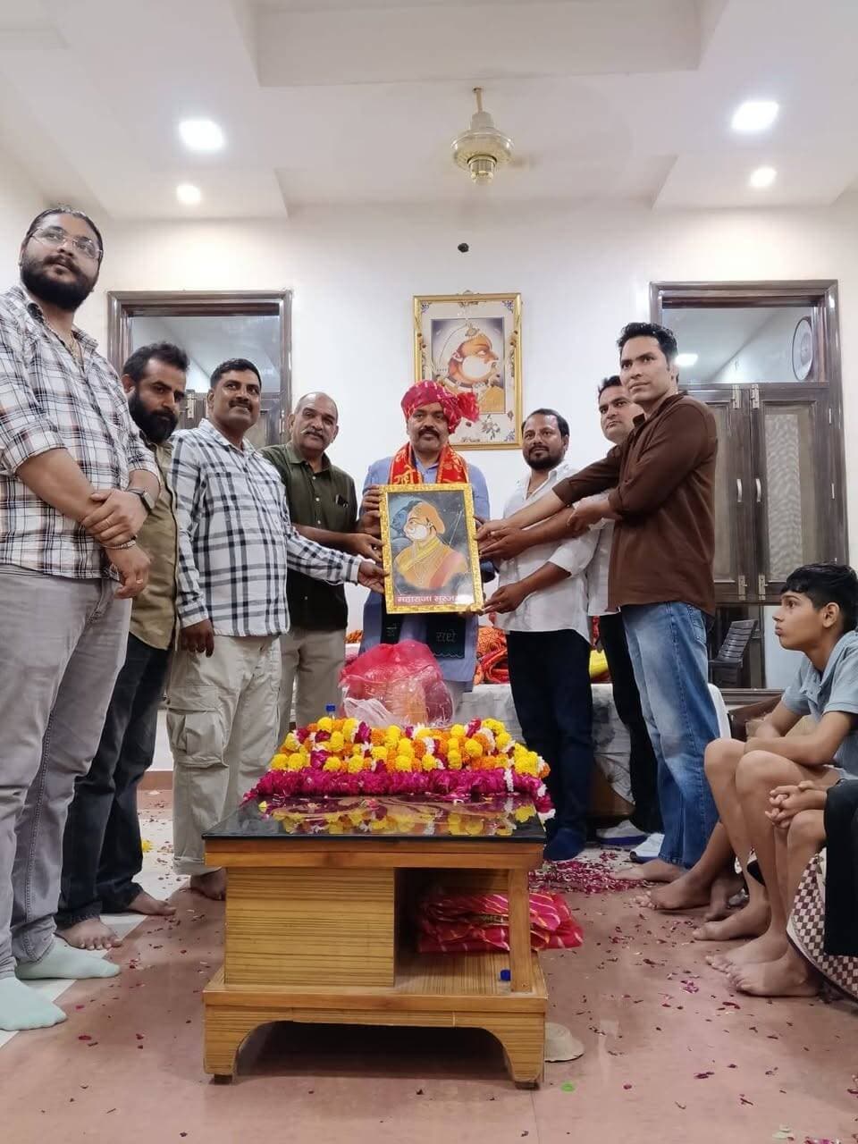 भरतपुर जिला बॉक्सिंग संघ ने पदक विजेता खिलाड़ियों का किया सम्मान, 25 साल से निःशुल्क प्रशिक्षण दे रहे कोच सोलंकी का भी हुआ अभिनंदन
भरतपुर। भरतपुर जिला बॉक्सिंग संघ की ओर से पूर्व जिला प्रमुख राजवीर सिंह फौजदार की अध्यक्षता में सम्मान समारोह आयोजित किया गया। समारोह में बॉक्सिंग कोच एवं 2 स्टार अंतरराष्ट्रीय रेफरी सुरेंद्र कुमार सोलंकी सहित राज्य स्तरीय स्कूली बॉक्सिंग प्रतियोगिता में पदक जीतने वाले दो खिलाड़ियों का सम्मान किया गया।
बॉक्सिंग कोच इंजीनियर घमंडी सिंह नहारौली ने बताया कि माध्यमिक शिक्षा विभाग, बीकानेर की ओर से आयोजित अंडर-14 स्कूली राज्य स्तरीय बॉक्सिंग प्रतियोगिता में जीवना नगला निवासी आयुष सोगरवाल ने स्वर्ण पदक जीतकर जिले का नाम रोशन किया। वहीं, अंडर-17 स्कूली राज्य स्तरीय बॉक्सिंग प्रतियोगिता में मौरोली कला निवासी भूमिका फौजदार ने कांस्य पदक हासिल किया। दोनों खिलाड़ियों को साफा, माला, दुपट्टा एवं स्मृति चिह्न भेंट कर सम्मानित किया गया।
25 वर्षों से निःशुल्क प्रशिक्षण दे रहे कोच सोलंकी
समारोह में बॉक्सिंग कोच सुरेंद्र कुमार सोलंकी के योगदान की भी सराहना की गई। सोलंकी पिछले 25 वर्षों से भरतपुर जिले में खिलाड़ियों को निःशुल्क बॉक्सिंग प्रशिक्षण दे रहे हैं। वर्तमान में वे महर्षि दयानंद सरस्वती वैदिक साधु आश्रम, जघीना गेट, भरतपुर में छात्र-छात्राओं को प्रशिक्षण प्रदान कर रहे हैं।
संघ की कार्यकारिणी में दो सदस्य मनोनीत
भरतपुर जिला बॉक्सिंग संघ के अध्यक्ष राजवीर सिंह फौजदार ने नगर निगम पार्षद वीरू गोपाल नगला एवं कृष्णा सोगरवाल सोगर को संघ की कार्यकारिणी का सदस्य मनोनीत किया।
आठ साल के प्रयासों से स्कूली खेलों में शामिल हुई बॉक्सिंग
समारोह में राजस्थान के स्कूली खेलों में बॉक्सिंग को शामिल करवाने के लिए करीब आठ वर्षों तक अथक प्रयास करने वाले बॉक्सिंग प्रशिक्षकों के योगदान के प्रति आभार व्यक्त किया गया। इस कार्य में सुरेंद्र कुमार सोलंकी, डॉ. जुबेर खान (अलवर), डॉ. दीपेंद्र सिंह चौहान, डॉ. ओपी भड़ाना, संजीव शर्मा, डॉ. हेमराज चौधरी, प्रवीण सिंह, शंकर लाल सैनी एवं इंजीनियर घमंडी सिंह नहारौली सहित अन्य लोगों का योगदान रहा।
इस अवसर पर भरतपुर जिला बॉक्सिंग संघ के संरक्षक गिरधारी तिवारी, भाजपा के वरिष्ठ नेता सचिव भगवान सिंह गुर्जर, धाऊपासा, लखन शर्मा, मोनू लवानिया, बंटू सरपंच, ओमवीर सरपंच, राहुल तमरेर, लाल सिंह सरपंच सुनारी, इंजीनियर भानुप्रताप सिंह, उदय गुर्जर अनाह, डॉ. देवेंद्र भारद्वाज, दीपक सोलंकी, बॉक्सर अरविंद केसरिया नगला, बॉक्सर पुष्पेंद्र जघीना, एडवोकेट शैलेंद्र शर्मा, परशुराम, पीटीआई वैर, कमलेश रोतवार, इंद्र पहलवान एवं रामगोपाल पीटीआई अवार सहित अन्य लोगों ने पदक विजेता खिलाड़ियों की प्रशंसा करते हुए उनके उज्ज्वल भविष्य की कामना की।