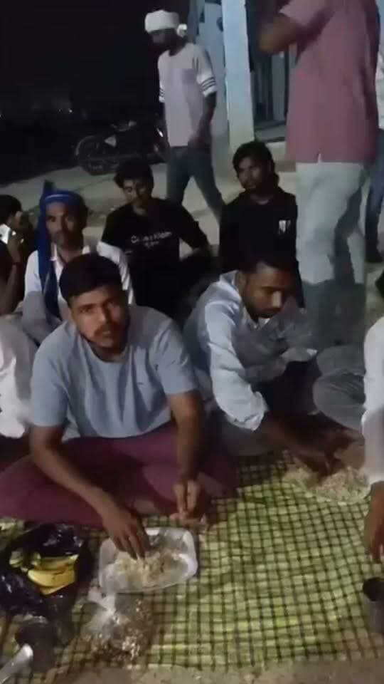 भीम आर्मी हरदोई में भोजन व्यवस्था को लेकर उठे सवाल; धरने के दौरान अलग-अलग बर्तनों के इस्तेमाल पर चर्चा
हरदोई: भीम आर्मी हरदोई द्वारा आयोजित एक धरने के दौरान भोजन व्यवस्था को लेकर सवाल खड़े हो गए हैं। सामने आए दृश्यों के अनुसार, धरने के दौरान रात्रिभोज में जिलाध्यक्ष स्टील की थाली में भोजन करते नजर आए, जबकि अन्य कार्यकर्ता डिस्पोजल प्लेटों में भोजन कर रहे थे।
इस दृश्य के सामने आने के बाद सोशल मीडिया पर यह सवाल उठ रहा है कि क्या यह केवल व्यवस्था का अंतर है या इसके पीछे कोई विशेष कारण है। चूंकि इस संगठन की पहचान समानता, सम्मान और सामाजिक न्याय की बात करने से जुड़ी है, इसलिए इस प्रकार की व्यवस्था पर स्पष्टीकरण की मांग की जा रही है।
जानकारों का कहना है कि यह सवाल किसी पर आरोप लगाने का नहीं, बल्कि यह जानने का है कि भोजन के लिए अलग-अलग बर्तनों की व्यवस्था क्यों की गई। ऐसे में भीम आर्मी हरदोई के नेतृत्व से इस पर स्थिति स्पष्ट करने की अपेक्षा की जा रही है ताकि किसी तरह की गलतफहमी न फैले।