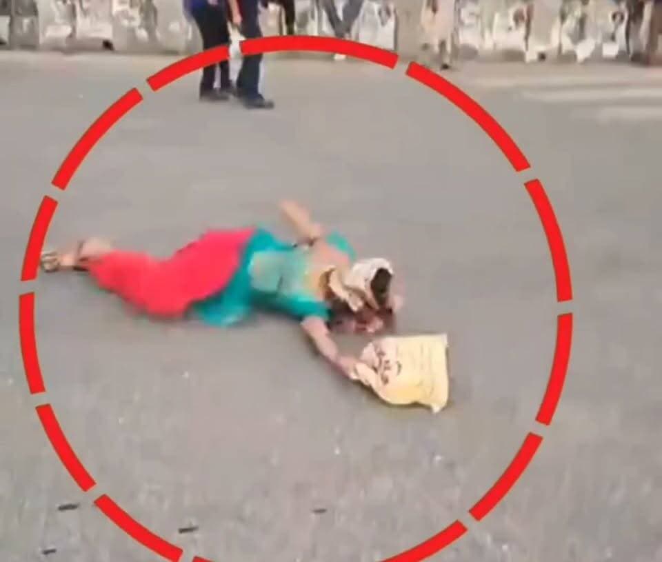 पुलिस का खौफ या लापरवाही? बाइक से गिरी महिला, पीछे मुड़कर देखे बिना फरार हुआ चालक; पुलिस ने दिखाई इंसानियत
हाल ही में सामने आई एक घटना में सड़क पर चलते वक्त एक बाइक से महिला अचानक नीचे गिर पड़ी। हैरान करने वाली बात यह रही कि बाइक सवार युवक बिना पीछे मुड़कर देखे मौके से फरार हो गया।
घटना के दौरान मौके पर मौजूद पुलिसकर्मियों ने संवेदनशीलता और इंसानियत की मिसाल पेश की। पुलिस ने तुरंत आगे बढ़कर घायल महिला को उठाया, उसका हालचाल जाना और मदद के लिए आगे आई। इस पूरी घटना का वीडियो सोशल मीडिया पर वायरल हो रहा है, जहाँ लोग बाइक सवार की लापरवाही की आलोचना कर रहे हैं वहीं पुलिस के मानवीय कार्य की सराहना भी कर रहे हैं।