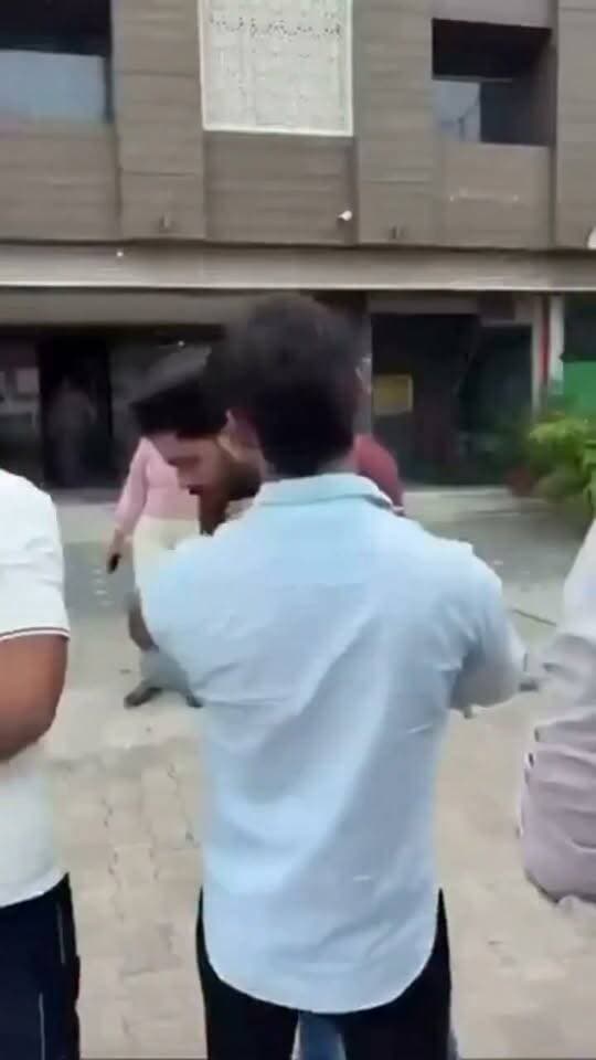 गाजियाबाद के होटल में युवती के साथ पहुंचे युवक की पिटाई; वीडियो हुआ वायरल
गाजियाबाद: उत्तर प्रदेश के गाजियाबाद से एक मामला सामने आया है, जहाँ गजरौला का रहने वाला अयान अली नामक युवक मुस्कान नामक युवती के साथ गाजियाबाद के एक होटल में गया था।
प्राप्त जानकारी के अनुसार, होटल के रिसेप्शन पर दोनों की आईडी देखकर होटल प्रबंधन ने इसकी सूचना दी। बताया जा रहा है कि यह होटल हिंदू रक्षा दल के विनीत चौधरी का है, जो अपने साथियों के साथ तुरंत मौके पर पहुंचे और युवक की लात-घूंसों से पिटाई शुरू कर दी। इस पूरी घटना का वीडियो सोशल मीडिया पर तेजी से वायरल हो रहा है।