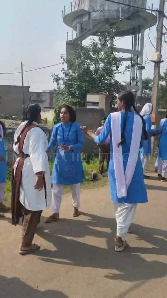 बिलासपुर के मस्तुरी में स्कूली छात्राओं के बीच सड़क पर मारपीट; वीडियो हुआ वायरल
बिलासपुर: छत्तीसगढ़ के बिलासपुर जिले के मस्तुरी क्षेत्र से एक चौंकाने वाला मामला सामने आया है, जहाँ स्कूल की कुछ छात्राओं के बीच सड़क पर जमकर मारपीट हुई।
प्राप्त जानकारी के अनुसार, यह घटना मस्तुरी के एरामशाही स्कूल के आसपास की बताई जा रही है, जहाँ कुछ स्कूली युवतियां आपस में उलझ गईं और उनके बीच सड़क पर ही हाथापाई शुरू हो गई। इस घटना का वीडियो सोशल मीडिया पर तेजी से वायरल हो रहा है, जिसमें छात्राएं एक-दूसरे के साथ मारपीट करती नजर आ रही हैं। इस प्रकार की घटनाओं से शिक्षा जगत और स्थानीय स्तर पर चिंता जताई जा रही है, तथा इस पर संज्ञान लेने की मांग की जा रही है।