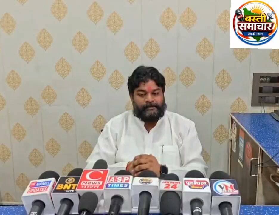रूधौली विधानसभा में अखिलेश चौधरी विक्की का जनसंपर्क अभियान तेज, विकास और जनसमस्याओं को बना रहे मुद्दा
बोले अखिलेश चौधरी—पार्टी ने अवसर दिया और जनता का आशीर्वाद मिला तो रूधौली को सुंदर, समृद्ध और विकसित बनाने के लिए करेंगे हरसंभव प्रयास
बस्ती। आगामी विधानसभा चुनाव को लेकर रूधौली विधानसभा क्षेत्र में राजनीतिक सरगर्मियां तेज होने लगी हैं। इसी क्रम में भारतीय जनता पार्टी के नेता अखिलेश चौधरी विक्की लगातार क्षेत्र में जनसंपर्क अभियान चला रहे हैं। इस दौरान वह गांवों और विभिन्न क्षेत्रों में पहुंचकर लोगों से संवाद कर रहे हैं तथा उनकी समस्याओं को जानने और समझने का प्रयास कर रहे हैं। उनके इस अभियान में क्षेत्र के विकास, सड़क व्यवस्था और जनहित से जुड़े मुद्दे प्रमुखता से सामने आ रहे हैं।
अखिलेश चौधरी विक्की का कहना है कि जनता से सीधा संवाद स्थापित करना और उनकी समस्याओं को समझना उनकी प्राथमिकता है। उनका मानना है कि क्षेत्र के विकास के लिए जरूरी है कि जनप्रतिनिधि आम लोगों के बीच रहें और उनकी जरूरतों के अनुरूप कार्य करने की पहल करें।
स्थानीय स्तर पर अखिलेश चौधरी विक्की और उनके पिता संजय चौधरी लंबे समय से सड़क हादसों में घायल लोगों को चिकित्सीय सुविधाएं उपलब्ध कराने में सहयोग करते रहे हैं। इस पहल को वह मानवीय जिम्मेदारी से जोड़कर देखते हैं। सड़क दुर्घटनाओं में घायलों को समय पर उपचार उपलब्ध कराना और जरूरतमंदों की सहायता करना उनके सामाजिक सरोकारों का हिस्सा रहा है।
सड़क व्यवस्था और दुर्घटनाओं से जुड़े सवाल पर अखिलेश चौधरी ने कहा कि जब रूधौली विधानसभा क्षेत्र में भाजपा के विधायक थे, तब उनके अनुसार सड़कें गड्ढामुक्त थीं। उन्होंने आरोप लगाया कि वर्तमान में समाजवादी पार्टी के विधायक के कार्यकाल में सड़कों की स्थिति और सड़क हादसों को लेकर सवाल खड़े हो रहे हैं। उन्होंने यह भी दावा किया कि दुर्घटनाओं में होने वाली मौतों की संख्या में वृद्धि हुई है। हालांकि, इन दावों की पुष्टि के लिए संबंधित आधिकारिक आंकड़ों की स्वतंत्र जांच आवश्यक है।
विधानसभा चुनाव में भाजपा से अवसर मिलने और जनता का समर्थन प्राप्त होने की संभावना पर उन्होंने कहा कि यदि पार्टी उन्हें मौका देती है और जनता का आशीर्वाद मिलता है, तो वह रूधौली विधानसभा को सुंदर, समृद्ध और विकसित बनाने के लिए हरसंभव प्रयास करेंगे। उन्होंने क्षेत्र की बुनियादी सुविधाओं को बेहतर बनाने और जनता की अपेक्षाओं पर खरा उतरने की प्रतिबद्धता जताई।
युवाओं के समर्थन के सवाल पर अखिलेश चौधरी विक्की ने कहा कि उनके साथ युवाओं का एक बड़ा समूह जुड़ा हुआ है। उन्होंने इसकी वजह राजनीतिक समीकरणों के बजाय पारिवारिक संबंधों और आपसी जुड़ाव को बताया। उनके मुताबिक, लोगों के साथ उनका रिश्ता केवल राजनीति तक सीमित नहीं है, बल्कि सामाजिक और पारिवारिक स्तर पर भी मजबूत है।
उन्होंने राजनीतिक परिस्थितियों का जिक्र करते हुए कहा कि एक ओर समाजवादी पार्टी सरकार बनाने का दावा कर रही है, वहीं दूसरी ओर उनके अनुसार पार्टी छोड़कर कुछ लोग भाजपा में शामिल हो रहे हैं। आगामी चुनाव में क्षेत्र की जनता किसे अपना समर्थन देती है, यह चुनावी नतीजों से स्पष्ट होगा। फिलहाल, रूधौली में जनसंपर्क और राजनीतिक गतिविधियों के बीच अखिलेश चौधरी विक्की अपनी सक्रियता बढ़ाने में जुटे हैं।