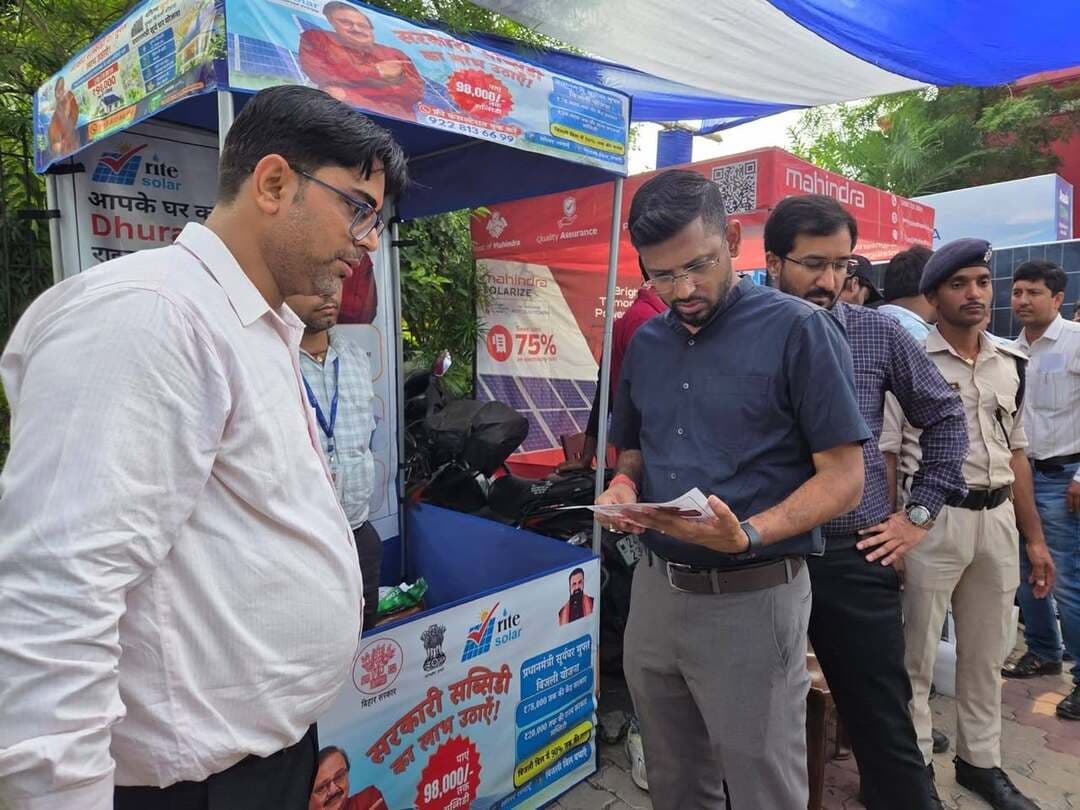 जिला पदाधिकारी श्री कुमार गौरव , IAS ने शिविर में सर्वप्रथम रजिस्ट्रेशन कराने वाले सरकारी कर्मियों एवं पदाधिकारियों को सम्मानित कर प्रोत्साहित किया। इसके उपरांत उन्होंने शिविर में विभिन्न वेंडरों द्वारा लगाए गए स्टॉलों का निरीक्षण किया तथा सोलर सिस्टम, इंस्टॉलेशन प्रक्रिया एवं उपलब्ध सुविधाओं की जानकारी ली।
निरीक्षण के दौरान जिला पदाधिकारी महोदय ने सभी वेंडरों को निर्देश दिया कि योजना के तहत पंजीकृत लाभार्थियों के घरों में रूफटॉप सोलर सिस्टम का इंस्टॉलेशन तेजी से एवं समयबद्ध तरीके से सुनिश्चित करें, ताकि अधिक से अधिक उपभोक्ता योजना का लाभ प्राप्त कर सकें। उन्होंने योजना के व्यापक प्रचार-प्रसार तथा सरकारी कर्मियों एवं आम नागरिकों को सौर ऊर्जा अपनाने के लिए प्रोत्साहित करने पर भी जोर दिया।
#CMSamrat
#samratchoudhary
CMO Bihar
Information & Public Relations Department, Government of Bihar