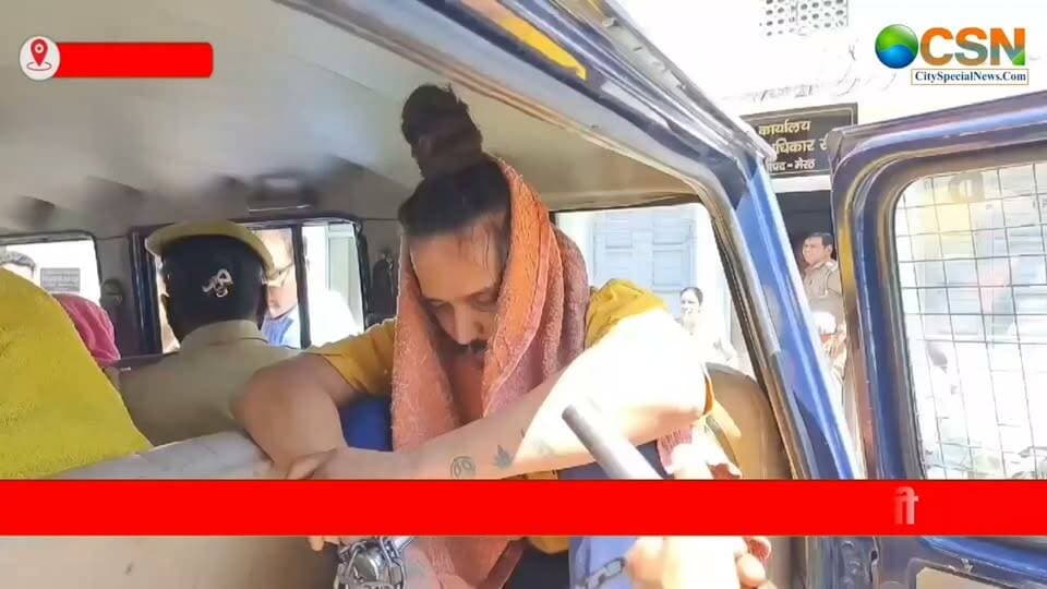 मेरठ के चर्चित नीला ड्रम हत्याकांड में अदालत का बड़ा फैसला... पति सौरभ राजपूत की हत्या के मामले में पत्नी मुस्कान रस्तोगी और उसके प्रेमी साहिल शुक्ला को फांसी की सजा सुनाई गई है। करीब 13 महीने तक चली सुनवाई, 126 पेशियों और 22 गवाहों के बयान के बाद 14 अक्टूबर को अदालत ने दोनों दोषियों को मृत्युदंड दिया। सजा का ऐलान होते ही वीडियो कॉन्फ्रेंसिंग के दौरान दोनों भावुक हो गए और रोने लगे।
अदालत में सजा सुनाए जाने से पहले जज ने मुस्कान से पूछा कि वह अपने बचाव में कुछ कहना चाहती है या नहीं। मुस्कान ने अपनी बच्चियों का ख्याल रखने की बात कही। वहीं, साहिल से भी अदालत ने सवाल किया, लेकिन वह कुछ खास नहीं बोला।
इस फैसले के बाद सौरभ राजपूत की मां की आंखें भी नम हो गईं। लंबे समय से बेटे के लिए इंसाफ की लड़ाई लड़ रही मां ने राहत जताते हुए कहा कि उन्हें शांति से न्याय मिल गया। उन्होंने संदेश दिया कि अगर किसी को साथ नहीं रहना है, तो अलग हो जाए, लेकिन किसी की जान लेने जैसा कदम न उठाए।
दरअसल, यह मामला मार्च 2025 में सामने आया था। मर्चेंट नेवी के पूर्व कर्मचारी सौरभ राजपूत विदेश से अपनी पत्नी मुस्कान और बेटी के साथ समय बिताने मेरठ लौटे थे। अभियोजन पक्ष के मुताबिक, 3 मार्च की रात मुस्कान और साहिल ने सौरभ की हत्या कर दी। इसके बाद शव के टुकड़े करके एक नीले ड्रम में रखे गए और सबूत मिटाने के लिए ड्रम में सीमेंट का घोल भरकर उसे बंद कर दिया गया।
18 मार्च 2025 को घर से आ रही दुर्गंध और परिस्थितियों पर शक होने के बाद मामले का खुलासा हुआ। पुलिस ने ड्रम से सौरभ के शव के अवशेष बरामद किए और मुस्कान व साहिल को गिरफ्तार कर लिया।
करीब 13 महीने चली सुनवाई में अभियोजन पक्ष ने 22 गवाहों के बयान और दूसरे साक्ष्य पेश किए। 30 सितंबर 2026 को अदालत ने दोनों को दोषी ठहराया था। अब सजा सुनाए जाने के बाद सौरभ के परिवार ने फैसले पर संतोष जताया है।
नीले ड्रम में छिपाए गए इस हत्याकांड ने पूरे देश को झकझोर दिया था। जिला अदालत के फैसले के बाद अब मामले में आगे की कानूनी प्रक्रिया पर नजर रहेगी।
#Meerut #NeelaDrumCase #नीलाड्रमहत्याकांड #MuskanRastogi #SahilShukla #SaurabhRajput #MeerutNews #BreakingNews #CourtVerdict #DeathSentence #JusticeForSaurabh #CrimeNews #UPNews #HindiNews #LatestNews #CitySpecialNews #ViralNews #TrendingNews
