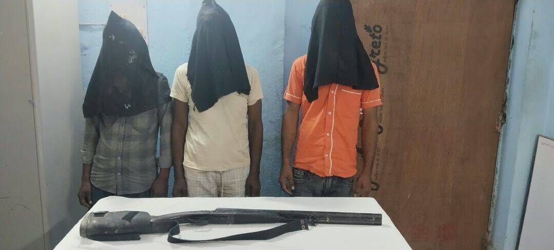 पटना के शाहपुर पुलिस ने हथि//यार के साथ तीन बदमा//शों को किया गिरफ//तार
