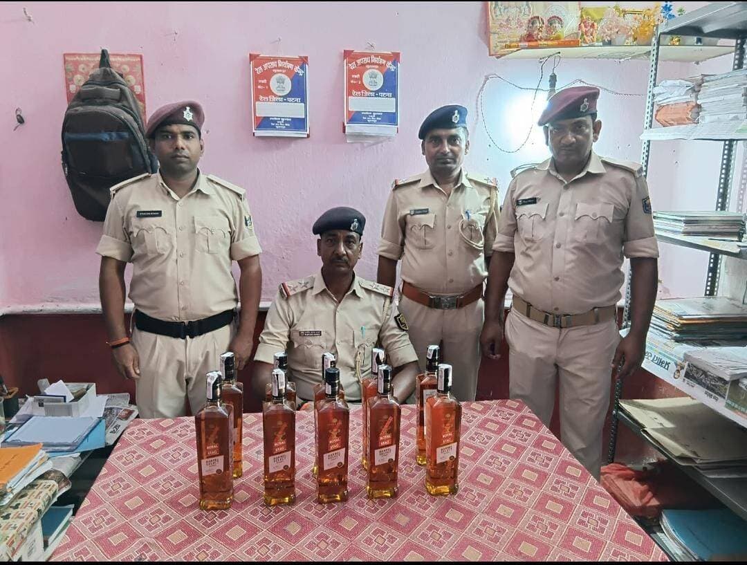 खुसरूपुर रेलवे स्टेशन के बगल से रेल पुलिस ने बरामद अंग्रेजी शराब।