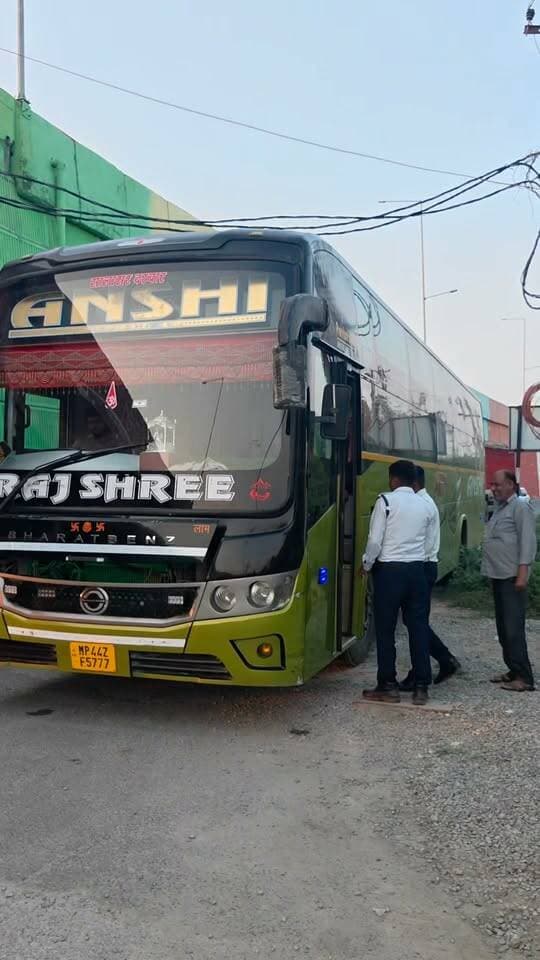 मऊ में मतलूपुर मोड़ के पास एआरटीओ विभाग का चेकिंग अभियान, वाहनों की हुई जांच
#मऊ #ARTO #चेकिंगअभियान #खबरेंअभीतक #KhabareAbhiTak