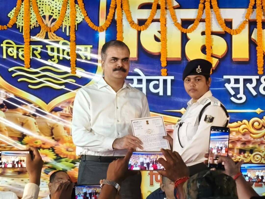 पितृपक्ष मेला महासंगम-2026 के सफल एवं शांतिपूर्ण आयोजन के उपलक्ष्य में पुलिस केंद्र, गया जी में गया पुलिस द्वारा बड़ा खाना एवं सम्मान समारोह का आयोजन किया गया।इस अवसर पर माननीय केंद्रीय मंत्री श्री जीतन राम मांझी, माननीय बिहार विधानसभा अध्यक्ष डॉ. प्रेम कुमार, माननीय बिहार सरकार के मंत्री श्री संतोष कुमार सुमन, पुलिस महानिरीक्षक, मगध क्षेत्र, जिलाधिकारी , गया, वरीय पुलिस अधीक्षक, गया एवं नगर पुलिस अधीक्षक, गया सहित अन्य वरीय पदाधिकारी उपस्थित रहे।
इस अवसर पर पितृपक्ष मेला महासंगम-2026 के सफल एवं शांतिपूर्ण संचालन में महत्वपूर्ण योगदान देने वाले पुलिस पदाधिकारियों एवं कर्मियों को उनके समर्पण, कर्तव्यनिष्ठा एवं सेवा भाव के लिए प्रशस्ति पत्र प्रदान कर सम्मानित किया गया।