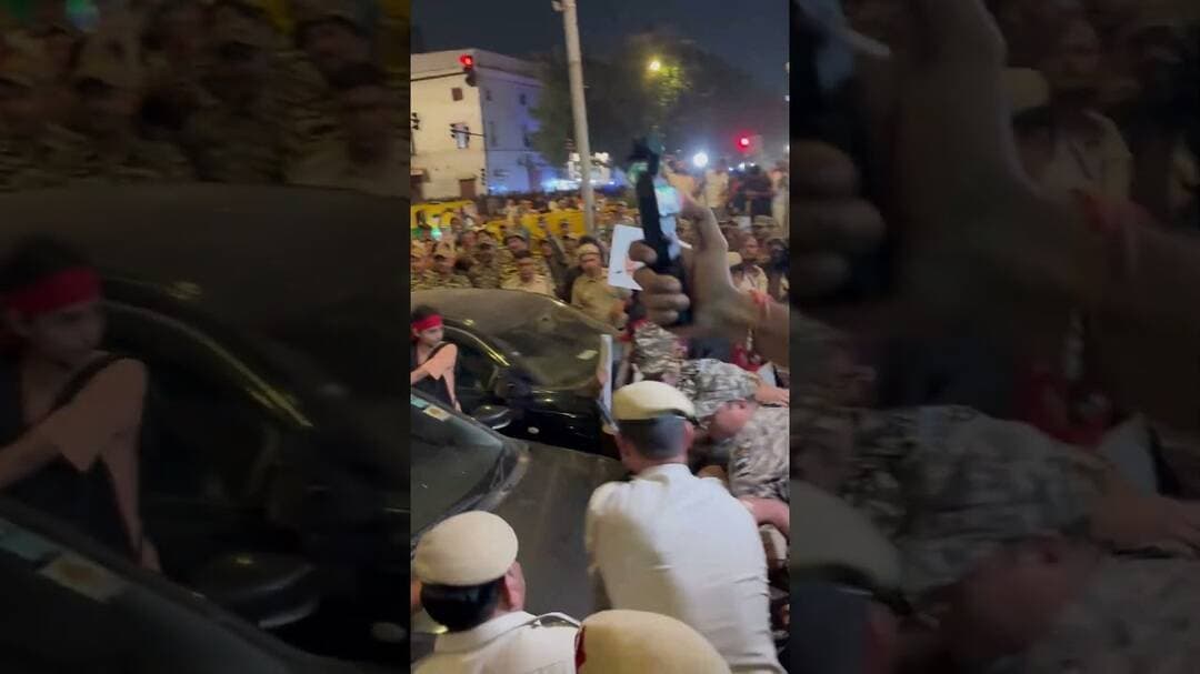 दिल्ली पुलिस से महिला प्रोटेस्टर की भिड़ंत #shorts #delhiprotest #nehabora