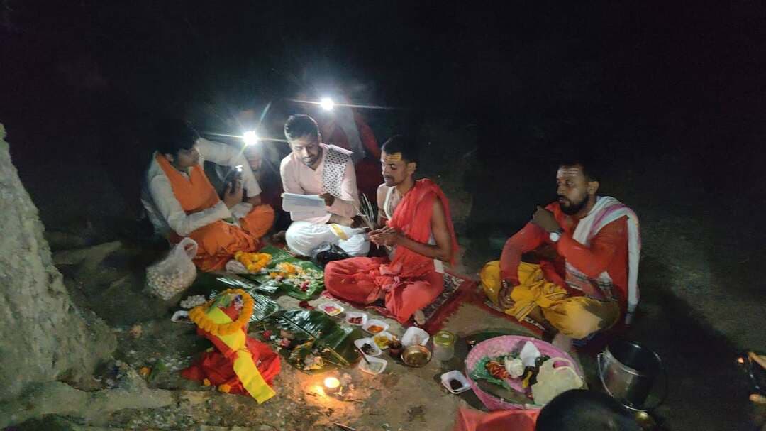 भरवाड़ा में गूंजे जय माता दी के जयकारे , हाथी, घोड़े और ऊंट के साथ निकली ऐतिहासिक बेलन्योती जुलूस, देखने उमड़ा जनसैलाब
भरवाड़ा न्यूज :- ठाकुर जी
सिंहवाड़ा/ दुर्गा पूजा महापर्व को लेकर नगर पंचायत भरवाड़ा एक बार फिर भक्तिमय हो उठा। शुक्रवार को परंपरागत बेलन्योती जुलूस बड़ी ही धूमधाम और भव्यता के साथ निकाली गई। इस बार जुलूस की भव्यता देखते ही बन रही थी। सबसे आगे विशाल हाथी, घोड़ों और ऊंटों का काफिला चल रहा था. उसके पीछे देवी देवताओं की एक से बढ़कर एक मनमोहक झांकियां लोगों का मन मोह रही थीं। ढोल नगाड़ों और बैंड बाजों की थाप पर पूरा नगर जय माता दी के नारों से गूंज उठा। परंपरा के अनुसार जुलूस ने पूरे नगर की परिक्रमा की। नगर पंचायत भरवाड़ा के मुख्य मार्गों से होते हुए यह विशाल शोभायात्रा पेठियागाछी चौक तक गई। रास्ते भर जगह-जगह लोगों ने फूल बरसाकर माता की शोभायात्रा का स्वागत किया। जुलूस देखने के लिए सड़कों के दोनों किनारे हजारों की संख्या में महिला-पुरुष और बच्चों की भीड़ उमड़ पड़ी। बच्चे हाथी-घोड़े को देखकर काफी उत्साहित दिखे। स्थानीय लोगों का कहना है कि भरवाड़ा की यह बेलन्योती जुलूस दशकों पुरानी परंपरा है और हर साल इसकी भव्यता बढ़ती ही जा रही है। इसी जुलूस के साथ ही क्षेत्र में दुर्गा पूजा के महापर्व का औपचारिक आगाज माना जाता है। मौके पर पूजा कमिटी के सदस्यों के साथ शांति व्यवस्था को लेकर सिंहवाड़ा थाना अध्यक्ष बसंत कुमार अपने दल बल के साथ मौजूद थे।