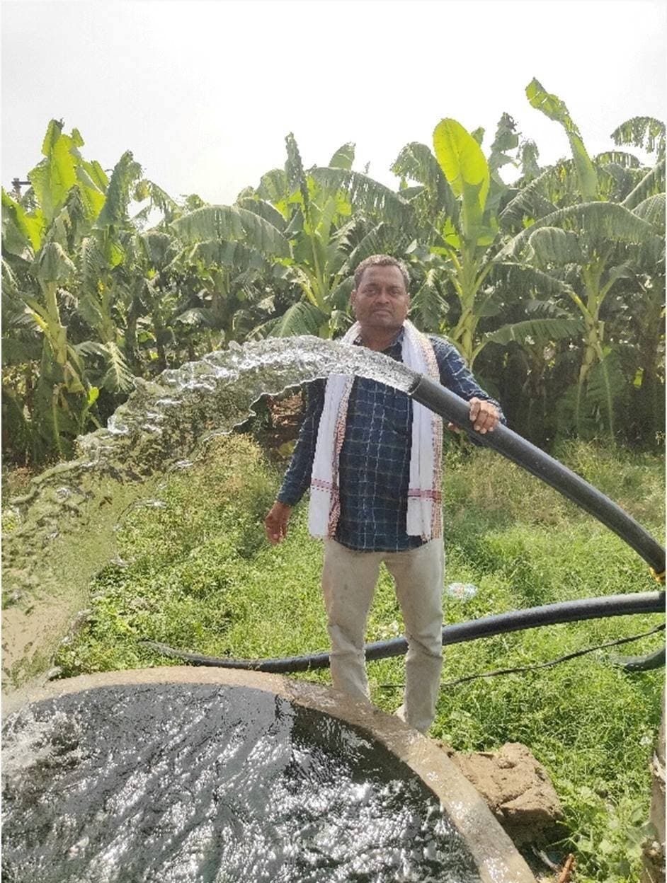 ✅ सौर ऊर्जा से आसान हुई सिंचाई की राह, अतिरिक्त खर्च से मिली राहत- लाभार्थी किसान राहुल
✅ प्रधानमंत्री कृषक मित्र सूर्य योजना ने सिंचाई सुविधा को किया सरल
शासन की जनकल्याणकारी योजनाएं किसानों को आधुनिक तकनीक से जोड़कर खेती को अधिक सुविधाजनक एवं लाभकारी बनाने में महत्वपूर्ण भूमिका निभा रही हैं। जिले के खकनार तहसील के ग्राम गुलई निवासी किसान राहुल पाटिल के लिए प्रधानमंत्री कृषक मित्र सूर्य योजना खेती में बदलाव का माध्यम बनी है।
पहले लाभार्थी किसान राहुल के पास खेती के लिए पर्याप्त सिंचाई सुविधा उपलब्ध नहीं होने की वजह से उन्हें डीजल पंप के माध्यम से खेतों में सिंचाई करनी पड़ती थी, जिससे प्रत्येक सीजन में काफी खर्च होता था। वहीं यह एक चुनौतीपूर्ण समय था। ऐसे समय में प्रधानमंत्री कृषक मित्र सूर्य योजना के अंतर्गत 7.5 एच.पी.ए.सी सबमर्सिबल सोलर पंप हितग्राही के खेत में स्थापित किया गया। योजना के तहत मिली शासकीय सब्सिडी से सोलर पंप लगाने की लागत का आर्थिक भार भी कम हुआ। सोलर पंप स्थापित होने के बाद अब खेतों पर सिंचाई आसानी से हो रही है और अतिरिक्त खर्च भी बच रहा है।
लाभार्थी किसान राहुल बताते हैं कि पहले डीजल खरीदने में काफी खर्च होता था और सिंचाई के लिए बिजली पर भी निर्भर रहना पड़ता था। अब वे सोलर पंप से आसानी से सिंचाई कर पा रहे है। खेती करना पहले से अधिक आसान हो गया है। समय पर सिंचाई की सुविधा मिलने से फसल की गुणवत्ता एवं उत्पादन में भी सुधार हुआ है।
सौर ऊर्जा आधारित सिंचाई व्यवस्था ने किसानों को बढ़ती सिंचाई लागत से राहत देने के साथ ही खेती को अधिक सुविधाजनक और लाभकारी बनाने में सहयोग किया है। प्रधानमंत्री कृषक मित्र सूर्य योजना के माध्यम से सौर ऊर्जा का उपयोग किसानों के लिए सिंचाई का बेहतर विकल्प होने के साथ ही खेती में कम लागत एवं तकनीकी बदलाव भी देखने को मिल रहा है।
CM Madhya Pradesh Department of Energy Madhya Pradesh Jansampark Madhya Pradesh #सेवा_संकल्प_अभियान #SevaSankalpAbhiyan #बुरहानपुर #burhanpur #MadhyaPradesh #कहानी_बदलाव_की #सफलता_की_कहानी