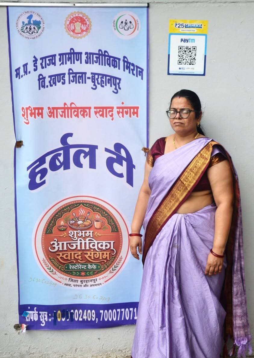स्व-सहायता समूह से जुड़ने के बाद खुशबू दीदी के जीवन में आया बदलाव
आज के दौर में कैंटीन का कर रही है संचालन, 25 लोगों को भी दे रहीं रोजगार
शासन द्वारा महिलाओं को आत्मनिर्भर बनाने एवं उन्हें आर्थिक रूप से सशक्त करने के उद्देश्य से मध्यप्रदेश डे-राज्य ग्रामीण आजीविका मिशन के माध्यम से स्व-सहायता समूहों को निरंतर प्रोत्साहित किया जा रहा है। शासन की योजनाओं एवं जिला प्रशासन के मार्गदर्शन में ग्रामीण क्षेत्र की महिलाओं को स्वरोजगार से जोड़कर उन्हें अपनी पहचान बनाने के अवसर मिल रहे हैं। इन प्रयासों से महिलाएं आर्थिक रूप से सशक्त होने के साथ-साथ अपने परिवार की आर्थिक स्थिति मजबूत करने में भी महत्वपूर्ण भूमिका निभा रही हैं।
शासन-प्रशासन की इन्हीं पहल से प्रेरित होकर ग्राम फतेहपुर की खुशबू तिवारी ने वर्ष 2018 में स्व-सहायता समूह से जुड़कर अपने जीवन में बदलाव की नई कहानी की शुरूआत की। कभी कम आय वाले कार्य तक सीमित रहीं खुशबू आज ‘‘शुभम आजीविका स्वाद संगम रेस्टोरेंट कैफे’’ का संचालन कर रही हैं और अपने व्यवसाय से समूह की अन्य महिलाओं एवं लोगों के सहयोग से कैंटीन चला रही है, इससे करीबन 25 लोगों को रोजगार मिला हैं।
पहले आय बहुत कम थी, समूह से जुड़ने के बाद मिला आगे बढ़ने का अवसर
खुशबू दीदी बताती हैं कि स्व-सहायता समूह से जुड़ने से पहले उनकी आर्थिक स्थिति कमजोर थी। आय कम होने के कारण परिवार की आर्थिक जरूरतों को पूरा करना उनके लिए कठिन था। खुशबू दीदी कहती हैं कि समूह से जुड़ने के बाद मुझे अपने कार्यों में गति मिली, इसके साथ ही मुझे पं. शिवनाथ शास्त्री शासकीय स्वशासी आयुर्वेद कॉलेज एवं चिकित्सालय में ‘‘शुभम आजीविका स्वाद संगम रेस्टोरेंट कैफे’’ संभालने का मौका मिला। समूह से जुड़ने के बाद मुझे अपने कार्य को आगे बढ़ाने का अवसर मिला। मैंने स्वयं लगभग 2 लाख रुपये का निवेश किया, जबकि समूह से लगभग 3 लाख रुपये की सहायता मिली।
मेहनत से बढ़ी आय, आत्मविश्वास भी बढ़ा
खुशबू दीदी बताती हैं कि कैफे में प्रतिदिन महाविद्यालय के करीबन 300 छात्र-छात्राओं एवं स्टॉफ के लिए भोजन तैयार किया जाता है। यहां निर्धारित मेनू अनुसार भोजन बनाया जाता है। दीदी ने कहा कि व्यवसाय के बढ़ने के साथ उनकी आय में भी वृद्धि हुई है। पहले उनकी आय करीबन 8 से 10 हजार रुपये हुआ करती थी, जो कि अब बढ़कर 20 से 25 हजार रुपये प्रतिमाह हो गई है।
खुशबू दीदी ने अपनी कहानी बताते हुए कहा कि समूह से जुड़ने के बाद उनके जीवन में बड़ा बदलाव आया है। पहले आर्थिक जरूरतों के लिए घर से पैसे लेने पड़ते थे, लेकिन अब वे स्वयं कमाकर परिवार की आर्थिक जरूरतों में सहयोग कर पा रही हैं। समूह से जुड़ने के बाद उनमें आत्मविश्वास बढ़ा और उन्होंने अपने कार्य की
जिम्मेदारी स्वयं संभालना शुरू किया।
मैं ही नहीं, मेरे साथ औरों को भी मिला रोजगार
‘‘शुभम आजीविका स्वाद संगम रेस्टोरेंट कैफे’’ के संचालन के माध्यम से रोजगार के अवसर बड़े है। खुशबू दीदी कहती हैं कि वे योजना के साथ अपने व्यवसाय को और आगे बढ़ाने के लिये प्रयासरत् रहेंगी।
सही अवसर, समूह का सहयोग और स्वयं की मेहनत से महिलाएं अपने जीवन की परिस्थितियों को बदल सकती हैं। समूह से जुड़ने के बाद आर्थिक रूप से आत्मनिर्भर बनी खुशबू दीदी आज न केवल अपने परिवार का सहयोग कर रही हैं, बल्कि अन्य लोगों के लिए भी रोजगार का माध्यम बनी है।
CM Madhya Pradesh Dr Mohan Yadav Mpsrlm Jansampark Madhya Pradesh #सेवा_संकल्प_अभियान
#SevaSankalpAbhiyan #बुरहानपुर #burhanpur #MadhyaPradesh #कहानी_बदलाव_की
#सफलता_की_कहानी