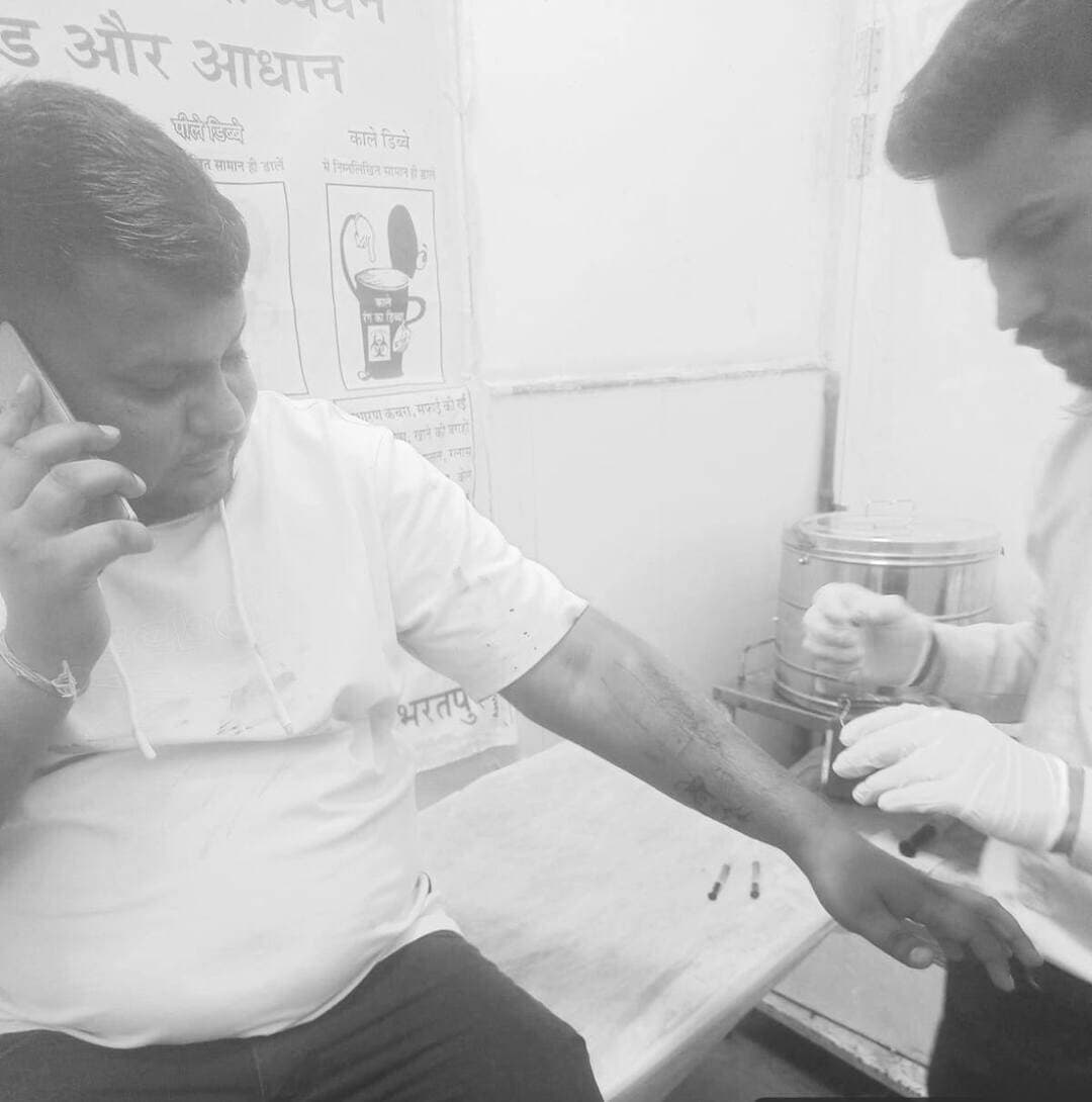 #भरतपुर। शहर में उच्चस्तरीय न्यायायिक अधिकारी के सरकारी भवन में निर्माण कार्य करा रहे एक ठेकेदार ने राजस्थान राज्य सड़क विकास एवं निर्माण निगम लिमिटेड (आरएसआरडीसी) के सहायक अभियंता पर कथित तौर पर मारपीट कर घायल कर देने का आरोप लगाया है। मामले को लेकर ठेकेदार अजीत ने सहायक अभियंता के खिलाफ थाना मथुरागेट को पेश की अपनी शिकायत में कहा है कि आरोपी सहायक अभियंता उसे नसिया जी जैन मंदिर से साथ लेकर गया। बाद में उसने न्यायायिक अधिकारी के सरकारी भवन के समीप लूपिन चौराहे पर उसके साथ वारदात को अंजाम दिया।