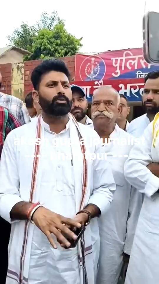 भौंडा गांव पहुंचे हाकिम बैंसला ने ग्रामीणों के साथ बैठक के बाद पुलिस प्रशासन से वार्ता की.. पुलिस प्रशासन ने विधि एवं न्यायसम्मत कार्रवाई का आश्वासन दिया.. इस दौरान समाज के अन्य गणमान्य लोग मौजूद रहे..