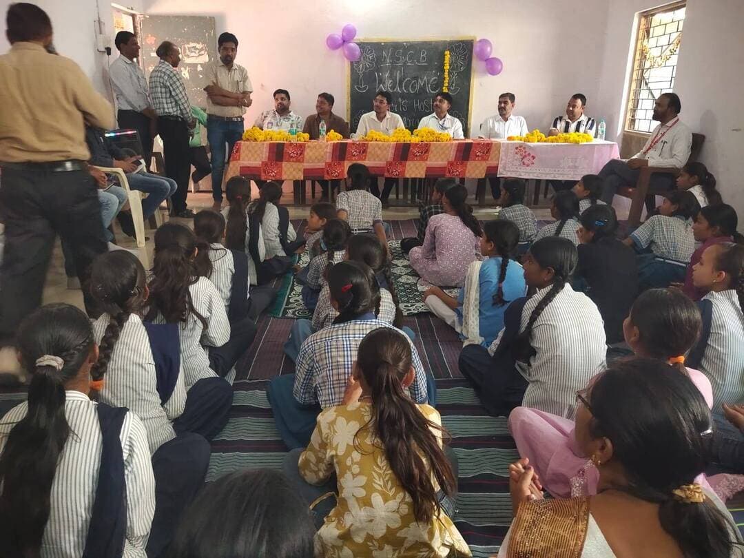 कलेक्टर के मार्गदर्शन में जनसहयोग से कन्या छात्रावास का कायाकल्प
________________
50 छात्राओं को मिला सुरक्षित और सुविधाजनक आवासीय परिसर, कन्या परिसर में हुआ स्थानांतरण
________________
शिक्षा के क्षेत्र में किया गया दान एफडी की तरह, जिसका पुण्य हमेशा मिलता है : एसडीएम अनिल जैन
________________
खरगोन 16 अक्टूबर 2026। कलेक्टर श्री गुरु प्रसाद के मार्गदर्शन में जनसहयोग, प्रशासनिक इच्छाशक्ति और विभागीय समन्वय से कसरावद के दोगावां रोड स्थित 50 सीटर कन्या छात्रावास का कायाकल्प किया गया है। सर्व शिक्षा अभियान के तहत संचालित छात्रावास को अब कन्या परिसर के कैंपस में स्थानांतरित कर दिया गया है। शुक्रवार को छात्राओं ने फीता काटकर नए परिसर का उद्घाटन किया। छात्रावास के स्थानांतरण से यहां रहने वाली 50 छात्राओं को विद्यालय के समीप सुरक्षित और सुविधाजनक आवासीय सुविधा मिलेगी। साथ ही आवागमन की परेशानी कम होने के साथ छात्राओं को पढ़ाई, खेलकूद और अन्य गतिविधियों के लिए बेहतर वातावरण उपलब्ध होगा।
डेढ़ से दो किलोमीटर दूर था पुराना छात्रावास
कसरावद एसडीएम श्री अनिल जैन ने बताया कि पूर्व में छात्रावास कन्या परिसर से करीब डेढ़ से दो किलोमीटर दूर संचालित हो रहा था। पर्याप्त जगह नहीं होने के कारण छात्राओं को खेलकूद और अन्य गतिविधियों के संचालन में कठिनाइयों का सामना करना पड़ता था। छात्राओं को बेहतर सुविधाएं उपलब्ध कराने के उद्देश्य से छात्रावास को कन्या परिसर में स्थानांतरित करने की पहल की गई।
उन्होंने बताया कि कलेक्टर श्री प्रसाद के मार्गदर्शन में प्रारंभिक निरीक्षण के दौरान छात्राओं के लिए खेल सामग्री उपलब्ध कराने के निर्देश दिए गए थे। निरीक्षण में पुराने छात्रावास में खेल मैदान सहित कुछ बुनियादी सुविधाओं की कमी सामने आई। इसके बाद विभिन्न विभागों, इंजीनियरों, स्थानीय निकाय और समाजसेवियों के सहयोग से छात्रावास को कन्या परिसर में स्थानांतरित करने की प्रक्रिया आगे बढ़ाई गई। प्रशासनिक पहल और जनसहयोग के समन्वय से छात्राओं को बेहतर शैक्षणिक एवं आवासीय वातावरण उपलब्ध कराने का प्रयास सफल हुआ।
सहयोगकर्ताओं और कर्मचारियों का किया सम्मान
छात्रावास के कायाकल्प और स्थानांतरण कार्य में सहयोग देने वाले समाजसेवी श्री संकेत गुजराती, श्री विजय बिरला, श्री विवेक मंडलोई और श्री जितेंद्र पाटीदार सहित विभागीय अधिकारियों, इंजीनियरों एवं कर्मचारियों का सम्मान किया गया। इस दौरान लोक स्वास्थ्य यांत्रिकी विभाग के श्री गणेश कनेल, सर्व शिक्षा अभियान के इंजीनियर श्री तोमर तथा नगर परिषद के दरोगा श्री मुजफ्फर खान और सफाई कर्मचारियों के योगदान की सराहना की गई।
शिक्षा में किया गया दान एफडी की तरह : एसडीएम
एसडीएम श्री अनिल जैन ने कहा कि जब इच्छाशक्ति के साथ किसी कार्य को करने का संकल्प लिया जाता है, तो सामूहिक प्रयासों से सफलता अवश्य मिलती है। शिक्षा के क्षेत्र में किया गया दान एक एफडी की तरह है। जब तक बच्चे पढ़ेंगे और उस सहयोग का लाभ लेते रहेंगे, तब तक दानदाता को उसका पुण्य मिलता रहेगा। उन्होंने जनसहयोग से किए गए इस कार्य को छात्राओं के बेहतर भविष्य की दिशा में महत्वपूर्ण पहल बताया।
कार्यक्रम में डीपीसी श्री आनंद डाबर, बीईओ श्री बीएस निगवाल, बीआरसी श्री राजाराम कांदोडे, बीएसी श्री अजय कर्मा एवं छात्रावास अधीक्षिका श्रीमती प्रमिला भूरिया उपस्थित रहे।
#JansamparkMP #khargone