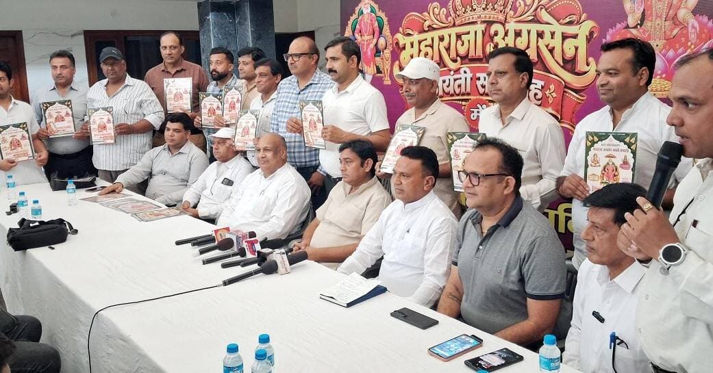 अग्रसैन जयंती समारोह 18 को, ढोल-नगाड़ों के साथ निकाली जाएगी भव्य शोभा यात्रा, शहरभर में लगेंगे 18 गौत्रों के स्वागत द्वार....
उत्कृष्ट कार्य करने वाले समाजबंधु होंगे सम्मानित, ड्रा में निकाला जाएगा महालक्ष्मी का खजाना
फतेहाबाद, 16 अक्तूबर। (राष्ट्रीय कदम) ब्यूरो: अग्रवाल समाज फतेहाबाद की ओर से इस बार भव्य स्तर पर महाराजा अग्रसैन जयंती समारोह का आयोजन किया जा रहा है। 18 अक्तूबर रविवार को शिवालय मार्किट स्थित श्रीराम सेवा समिति धर्मशाला में मुख्य कार्यक्रम का आयोजन किया जाएगा। अग्रसेन जयंती को लेकर तैयारियां जोर-शोर पर चल रही है। महाराजा अग्रसैन चौक को इस दिन फूलों से सजाया जाएगा वहीं इस दिन निकाली जाने वाली भव्य शोभा यात्रा भी आकर्षण का केन्द्र रहेगी। ढोल-नगाड़ों के साथ निकाली जाने वाली इस शोभा यात्रा के स्वागत के लिए शहरभर में अग्र समाज की 18 गौत्रों के नाम पर विशेष स्वागत द्वार बनाए जाएंगे।
यह जानकारी आज अग्रवाल धर्मशाला में पत्रकारों से बातचीत करते हुए अग्रवाल समाज फतेहाबाद के पदाधिकारियों ने दी। प्रैस वार्ता को संबोधित करते हुए अग्रवाल समाज फतेहाबाद के प्रधान मनोज गर्ग बड़ोपलिया ने बताया कि कार्यक्रम में मुख्य अतिथि के रूप में अनिल गोयल, डायरेक्टर क्यूबस लाइफस्पेसिस, उद्योगपति अशोक बंसल नाभा वाले, अजय जिंदल, जिंदल राइस मिल और सतीश गोयल शिरकत करेंगे। अति-विशिष्ट अतिथियों में एडवोकेट रविन्द्र तायल, व्यवसायी विनोद बंसल केपी, युवा उद्योगपति राहुल गोयल तथा युवा समाजसेवी नितिन मोदी उपस्थित रहेंगे। उन्होंने बताया कि इस दिन शहर में भव्य शोभा यात्रा भी निकाली जाएगी। यात्रा की शुरूआत प्रात: 10 बजे अग्रवाल धर्मशाला में महाराजा अग्रसैन की प्रतिमा पर माल्यार्पण और ध्वजारोहण के साथ की जाएगी। यहां से यात्रा महाराज अग्रसैन चौक पहुंचेगी जहां समाज के लोगों द्वारा महाराजा अग्रसैन द्वारा दिखाए गए मार्ग पर चलने का संकल्प लिया जाएगा। इसके बाद शोभा यात्रा शहर के मुख्य मार्गों से होते हुए कार्यक्रम स्थल श्रीराम सेवा समिति धर्मशाला में पहुंचेगी। समारोह के दौरान विभिन्न सांस्कृतिक कार्यक्रम भी आयोजित किए जाएंगे।
अग्रवाल समाज फतेहाबाद के सचिव ललित गोयल ने बताया कि कार्यक्रम को लेकर निमंत्रण पत्र के साथ कुलदेवी महालक्ष्मी जी खजाना कूपन भी वितरित किए गए हैं। कार्यक्रम के दौरान इन कूपनों का ड्रा निकालकर 31 लोगों को चांदी के सिक्के दिए जाएंगे। उन्होंने बताया कि कार्यक्रम में इसके अलावा समाज एवं विभिन्न क्षेत्रों में उत्कृष्ट कार्य करने वाले अग्रबंधुओं को सम्मानित किया जाएगा। विशेष रूप से 21 बार या उससे अधिक रक्तदान करने वाले रक्तदाताओं, सरकारी नौकरी प्राप्त करने वाले युवाओं, शिक्षा, खेल सहित विभिन्न क्षेत्रों में उल्लेखनीय उपलब्धियां हासिल करने वाले समाजबंधुओं को सम्मानित किया जाएगा। अंत में प्रेस सचिव अनिल गोयल ने आए हुए सदस्यों का धन्यवाद किया। इस अवसर पर संरक्षक वेद मंगल, वरिष्ठ उपप्रधान प्रयास गर्ग, उपप्रधान देशराज बंसल, सहसचिव पीतांबर सिंगला, उपसचिव सुनील गोयल, महाप्रबंधक संजय जैन, कोषाध्यक्ष अमित बंसल, कानूनी सलाहाकार विकास बंसल, प्रेस प्रवक्ता मुकेश बंसल, प्रेस सचिव अनिल गोयल, प्रोजेक्ट चेयरमैन संजय अग्रवाल, संजय बंसल, दिनेश बंसल, सुखदेव बंसल, राजेश जैन, सुशील बंसल, रवि सिंगला, सुरेश बंसल, नितिन मोदी, धीरज बंसल, रमन गर्ग, संजीव गर्ग, संदीप मित्तल दीपी, राजेश गर्ग, राजीव गोयल, डॉ. विपिन बंसल, राघव गर्ग सहित अनेक सदस्य मौजूद रहे।