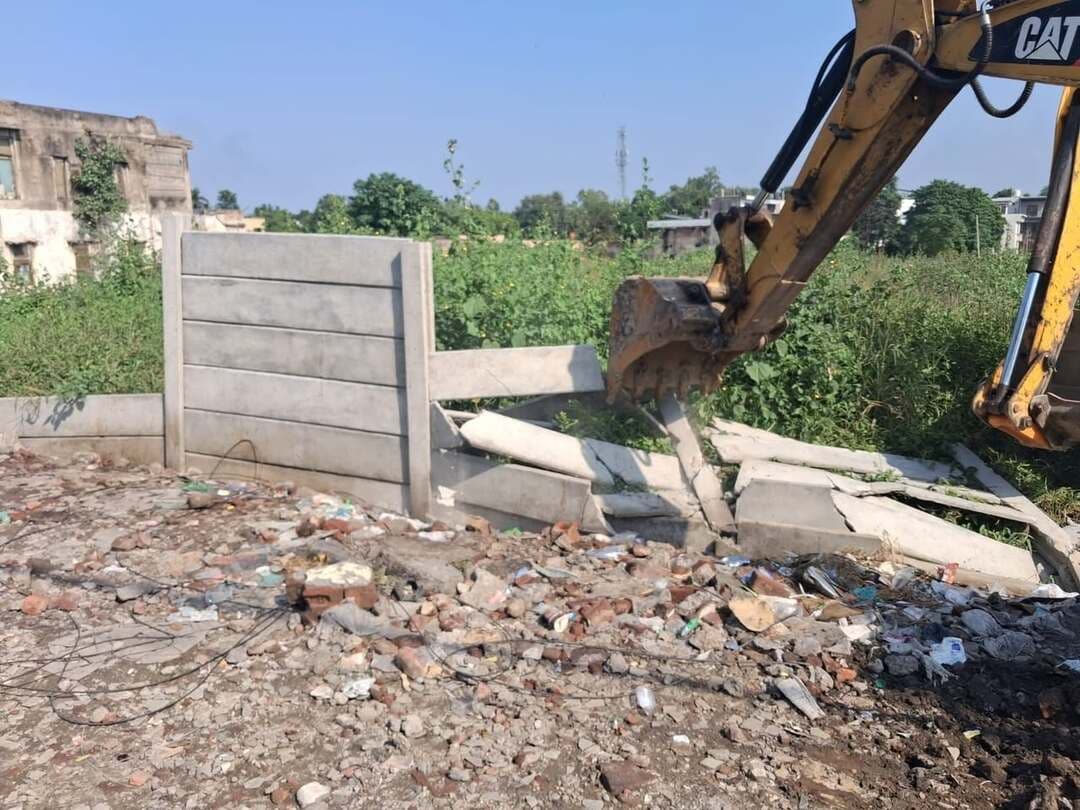 यमुनानगर में 2 एकड़ में विकसित हो रही अवैध कॉलोनी पर चला प्रशासन का पीला पंजा
यमुनानगर, 16 अक्तूबर- (राष्ट्रीय कदम) ब्यूरो: जिला नगर योजनाकार राजेश कुमार ने बताया कि अर्बन एरिया यमुनानगर जगाधरी में पड़ने वाले राजस्व संपदा यमुनानगर, तहसील जगाधरी, जिला यमुनानगर में एक अनाधिकृत कालोनियां विकसित की जा रही थी। इन अवैध कालोनियों के विरूद्ध इस कार्यालय द्वारा जिला प्रशासन की सहायता से तोडऩे की कार्यवाही की गई है। उपायुक्त प्रीति के यमुनानगर के आदेशानुसार कार्यवाही के दौरान जिला नगर योजनाकार अपने स्टाफ सहित, अजीत सिंह एसडीओ यूएचबीवीएन जो कानून व्यवस्था बनाए रखने के लिए डयूटी मजिस्ट्रेट के तौर पर नियुक्त किए गए थे तथा थाना प्रबंधक, राज्य प्रवर्तन ब्यूरो, यमुनानगर अपने दल-बल सहित तोड़-फोड़ के दौरान मौके पर उपस्थित रहे। इस दौरान जिला नगर योजनाकार, यमुनानगर द्वारा इन अवैध कालोनियों जिनका क्षेत्रफल लगभग 2 एकड़ है, में बनी कच्ची सड़कों को तोड़ा गया।
जिला नगर योजनाकार, यमुनानगर द्वारा बताया गया है कि चूककर्ताओं को अर्बन एरिया एक्ट नम्बर 8 ऑफ 1975 के तहत नियमानुसार नोटिस जारी किये गए थे तथा चूककर्ताओं द्वारा विभागीय आदेशों की पालना नहीं की गई तथा भू-मालिकों आदि द्वारा अवैध कालोनी की स्थापना करने से पहले आवश्यक अनुमति नहीं लेने के कारण इस अवैध कालोनी / निर्माण पर तोड़-फोड़ की कार्यवाही की गई।
जिला उपायुक्त, यमुनानगर तथा जिला नगर योजनाकार अधिकारी द्वारा आमजन से अपील की है कि कोई भी व्यक्ति किसी अवैध कालोनी में कोई भी प्लाट आदि की खरीद फरोख्त न करें। यदि फिर भी कोई व्यक्ति अवैध कालोनी/निर्माण करता हुआ पाया गया तो उसके लिए वह स्वयं जिम्मेवार होगा तथा जिला प्रशासन द्वारा भविष्य में भी नियमानुसार कार्यवाही जारी रहेगी।