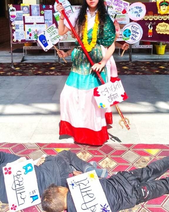 छात्रा ने देवी बनकर प्लास्टिक रूपी गंदगी का वध कर दिया स्वच्छता का संदेश
नवरात्रि में देवी के रूप में सजे बच्चों ने जगाई स्वच्छता की अलख
एसडी पब्लिक स्कूल में स्वच्छता की शक्ति विषय पर जागरूकता कार्यक्रम आयोजित
यमुनानगर। (राष्ट्रीय कदम) ब्यूरो: नवरात्रि के पावन अवसर पर नगर निगम की ओर से मॉडल टाउन स्थित सनातन धर्म पब्लिक स्कूल में ‘स्वच्छता की शक्ति’ विषय पर जागरूकता कार्यक्रम आयोजित किया गया। इसमें छात्रा ने ‘स्वच्छता की देवी’ का रूप धारण कर गंदगी, कचरे, मच्छरों और बीमारियों का वध कर लोगों को स्वच्छता का संदेश दिया।
मेयर सुमन बहमनी व नगर निगम आयुक्त महाबीर प्रसाद के निर्देशों पर प्रधानाचार्या मोनिका शर्मा के नेतृत्व में आयोजित कार्यक्रम के दौरान विद्यार्थियों ने आकर्षक वेशभूषा और संदेशपरक पोस्टरों के माध्यम से स्वच्छता का महत्व समझाया। उन्होंने लोगों को अपने आसपास सफाई रखने, कचरे का उचित निस्तारण करने और पानी जमा न होने देने के प्रति जागरूक किया। एक छात्रा ने स्वच्छता की देवी बनकर गंदगी, सिंगल यूज प्लास्टिक, कचरे, मच्छर और गंदगी रूपी बीमारियों का अपने त्रिशूल से वध कर स्वच्छता का संदेश दिया। नगर निगम के स्वच्छ भारत मिशन के एक्सपर्ट दुर्गेश कुमार ने विद्यार्थियों की रचनात्मक प्रस्तुति की सराहना करते हुए कहा कि स्वच्छता की आदतें अपनाकर मच्छरों के प्रजनन और उनसे होने वाली बीमारियों को रोकने में मदद मिल सकती है। घरों और आसपास साफ-सफाई रखने के साथ गीले व सूखे कचरे को अलग-अलग रखना भी जरूरी है। उन्होंने विद्यार्थियों से स्वच्छता का संदेश अपने परिवार और समाज तक पहुंचाने का आह्वान किया। मौके पर भूपेंद्र सिंह और अमन कुमार आदि मौजूद रहें।
फोटो - सनातन धर्म पब्लिक स्कूल में आयोजित कार्यक्रम में स्वच्छता की देवी की प्रस्तुति देती छात्रा।