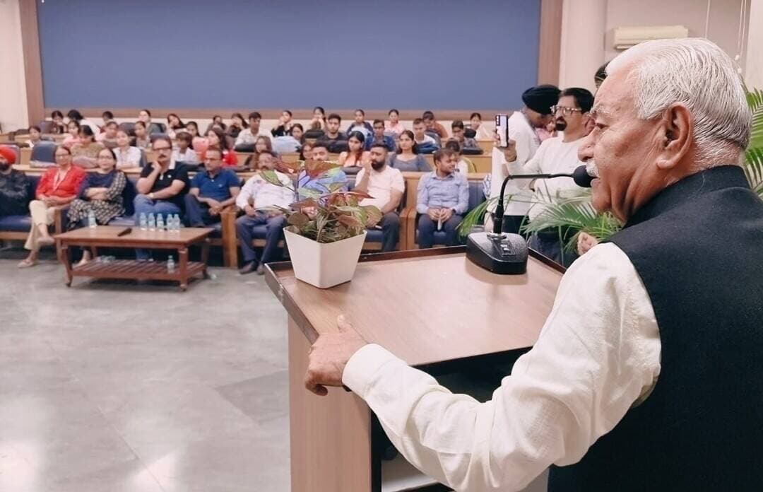 सड़क सुरक्षा नियमों का पालन कर हादसों से बचें: घनश्याम दास अरोड़ा
- नगर निगम द्वारा एमएलएन कॉलेज में किया सड़क सुरक्षा जागरूकता कार्यक्रम आयोजित
- लघु नाटिका व फिल्मों से दिया यातायात नियमों का पालन करने का संदेश
यमुनानगर। (राष्ट्रीय कदम) ब्यूरो: सेवा संकल्प अभियान के तहत नगर निगम की ओर से शुक्रवार को मुकंद लाल नेशनल कॉलेज में सड़क सुरक्षा जागरूकता कार्यक्रम आयोजित किया गया। कार्यक्रम में विधायक घनश्याम दास अरोड़ा ने मुख्य अतिथि के रूप में शिरकत की। उन्होंने कॉलेज प्राचार्य डॉ. मनोहर गोयल, मार्केट कमेटी जगाधरी के चेयरमैन विपुल गर्ग, समाज कल्याण बोर्ड की पूर्व चेयरपर्सन रोजी मलिक आनंद, एंटी करप्शन एंड क्राइम प्रिवेंशन संस्था के राष्ट्रीय अध्यक्ष अमित मांकट व अन्य अतिथियों के साथ दीप प्रज्वलित कर कार्यक्रम का शुभारंभ किया। कार्यक्रम में कॉलेज के विद्यार्थियों ने लघु नाटिका के माध्यम से सड़क सुरक्षा का संदेश दिया।
विद्यार्थियों ने प्रस्तुति के जरिए यातायात नियमों का पालन करने और सड़क पर जिम्मेदारी से वाहन चलाने के प्रति जागरूक किया। वहीं, एंटी करप्शन एंड क्राइम प्रिवेंशन संस्था की ओर से लघु फिल्मों के माध्यम से सड़क सुरक्षा नियमों की जानकारी दी गई। इनके जरिए विद्यार्थियों को यातायात नियमों का पालन करने और सड़क हादसों से बचाव के प्रति जागरूक किया गया। कार्यक्रम को संबोधित करते हुए विधायक घनश्याम दास अरोड़ा, कॉलेज प्राचार्य डॉ. मनोहर गोयल और डॉ. महेश ने सड़क सुरक्षा के प्रति जागरूकता को जरूरी बताया। नगर निगम के सहायक अभियंता मृणाल जैयसवाल, राजेश शर्मा और सोशल मीडिया सेल प्रभारी मुक्ता ने विधायक घनश्याम दास अरोड़ा सहित अन्य अतिथियों को पौधे भेंट कर सम्मानित किया। कार्यक्रम का उद्देश्य विद्यार्थियों और आमजन में सड़क सुरक्षा के प्रति जिम्मेदारी की भावना विकसित करना रहा। विधायक घनश्याम दास अरोड़ा ने कहा कि यह जीवन अनमोल है। यातायात नियमों की अवहेलना कर हमें सड़क हादसों में इस जीवन को न गवाएं। यातायात नियमों का पालन कर खुद भी सुरक्षित रहें, दूसरे को भी सुरक्षित रखें। यातायात नियमों का पालन करना प्रत्येक नागरिक की जिम्मेदारी है। थोड़ी सी लापरवाही भी गंभीर सड़क हादसे का कारण बन सकती है। ऐसे में वाहन चलाते समय सावधानी बरतने और नियमों का पालन करने की आदत अपनानी चाहिए। प्राचार्य डाॅ. मनोहर गोयल ने कहा कि हेलमेट पहनना, सीट बेल्ट लगाना, वाहन चलाते समय मोबाइल का इस्तेमाल न करना और निर्धारित गति सीमा का पालन करना सड़क हादसों से बचाव में अहम भूमिका निभाते हैं। उन्होंने विद्यार्थियों से अपील की कि वे स्वयं यातायात नियमों का पालन करें और अपने परिवार व आसपास के लोगों को भी इसके प्रति जागरूक करें। मौके पर भाजपा मंडल अध्यक्ष अमन सग्गड़, पार्षद विभोर पाहुजा, पार्षद प्रियांक शर्मा, डा. श्रीप्रकाश, डा. प्रवीण खुराना, डा. अमनदीप बतरा, बबीता सूद, विनोद धीमान, रजनी सोनी, गुरमीत चावला, अमांश वेलफेयर सोसायटी की संस्थापक अमरजीत कौर संधू आदि मौजूद रहें।
