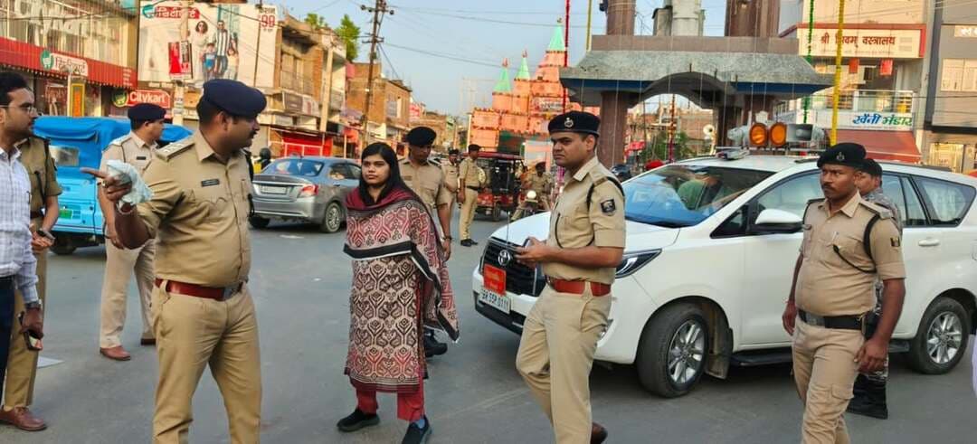 🚨 शिवहर में आगामी दुर्गा पूजा के मद्देनजर DM-SP के नेतृत्व में फ्लैग मार्च 🚨
आगामी दुर्गा पूजा को शांतिपूर्ण और सौहार्दपूर्ण तरीके से संपन्न कराने के लिए आज शिवहर में जिला पदाधिकारी (DM) और पुलिस अधीक्षक (SP) के संयुक्त नेतृत्व में एक वृहद फ्लैग मार्च निकाला गया। यह मार्च समाहरणालय से शुरू होकर शहर के मुख्य मार्गों (रजिस्ट्री चौक, राजस्थान चौक) से होते हुए लचका पुल तक गया।
जिला प्रशासन की आम जनमानस से अपील एवं सख्त संदेश:
✨ शांति और सौहार्द: दुर्गा पूजा के पावन पर्व को आपसी भाईचारे और उल्लास के साथ मनाएं।
📱 अफवाहों से बचें: सोशल मीडिया पर भ्रामक खबरें फैलाने वालों पर 'साइबर सेल' की पैनी नजर है। अफवाह फैलाने वालों पर त्वरित और कठोर कानूनी कार्रवाई होगी।
🛑 हुड़दंगियों को चेतावनी: त्योहार में खलल डालने या विधि-व्यवस्था बिगाड़ने वालों को किसी भी सूरत में बख्शा नहीं जाएगा। चप्पे-चप्पे पर पुलिस तैनात है।
📞 प्रशासन का सहयोग करें: किसी भी संदिग्ध गतिविधि या अफवाह की सूचना तुरंत डायल 112 या अपने नजदीकी पुलिस स्टेशन को दें।
इस फ्लैग मार्च में SDO, SDPO, साइबर DSP, ट्रैफिक DSP सहित भारी संख्या में पुलिस बल के जवान मौजूद रहे।
सुरक्षित रहें, सतर्क रहें और शांतिपूर्ण तरीके से त्योहार मनाएं! 🙏
#Sheohar #SheoharAdministration #SheoharPolice #DurgaPuja2026 #BiharPolice #FestivalOfPeace #Dial112 #CyberSecurity #LawAndOrder #SayNoToFakeNews