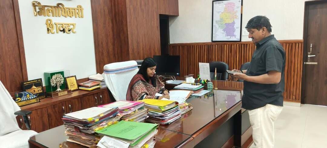 📢 जन समस्याओं के निष्पादन में लापरवाही बर्दाश्त नहीं, तय समय-सीमा में हो समाधान!
आज समाहरणालय, शिवहर में जिलाधिकारी श्रीमती प्रतिभा रानी की अध्यक्षता में 'जनता दरबार' का आयोजन किया गया। डीएम महोदया ने जिले के विभिन्न प्रखंडों और दूर-दराज से आए फरियादियों से सीधा संवाद कर उनकी समस्याओं को सुना तथा कई मामलों का मौके पर ही निपटारा किया।
अधिकारियों को कड़े निर्देश देते हुए जिलाधिकारी ने कहा कि:
✅ जन समस्याओं का त्वरित और पारदर्शी समाधान प्रशासन की सर्वोच्च प्राथमिकता है।
✅ नागरिकों को 'ईज ऑफ लिविंग' (सुगम जीवन) प्रदान करने के लिए निर्धारित समय-सीमा के भीतर न्यायसंगत कार्रवाई सुनिश्चित हो।
✅ कार्यों में शिथिलता, टालमटोल या लापरवाही बरतने वाले अधिकारियों व कर्मियों पर कड़ी दंडात्मक कार्रवाई की जाएगी।
जनता की सेवा और त्वरित न्याय, हमारा संकल्प!
#Sheohar #JantaDarbar #DMSheohar #PublicGrievance #GoodGovernance #BiharAdministration #SheoharNews #EaseOfLiving #DistrictMagistrate #Bihar