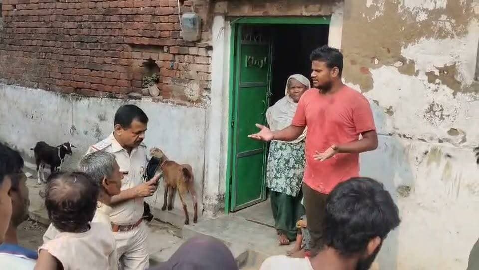 अरवल में प्रतिबंधित मांस बरामदगी के बाद तनाव, 2 गिरफ्तार!
"बिहार के अरवल से इस वक्त की बड़ी खबर आ रही है। परासी थाना क्षेत्र के मखबूलपुर गांव में अवैध मांस की बिक्री को लेकर ग्रामीणों ने भारी विरोध जताया। मौके पर पहुंची पुलिस ने करीब 15 से 20 किलो मांस बरामद किया है और इस मामले में दो लोगों को गिरफ्तार किया गया है। स्थिति को देखते हुए गांव में पुलिस बल तैनात है। हालांकि, मांस किस पशु का है, इसकी पुष्टि फॉरेंसिक रिपोर्ट आने के बाद ही होगी। पुलिस मामले की जांच कर रही है।" Public ki Awaz