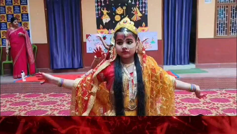 PART 3. हॉली क्रॉस स्कूल में संस्कृति उत्सव की धूम, छात्र-छात्राओं ने कला और नृत्य से जीवंत की नवरात्रि की परंपराएं; गुजरात के गरबा-डांडिया, बंगाल के धुनुची नृत्य और बिहार की रामलीला ने मोहा मन; शंखफूंक प्रतियोगिता में विद्यालय सचिव गजेंद्र कुमार रहे अव्वल