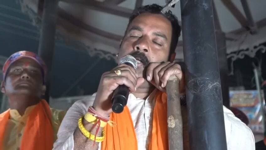 भाषण देते समय बेहोश हुए रूमित सिंह, अर्की अस्पताल में भर्ती,,,,
अश्वमेघ सवर्ण न्याय यात्रा के दौरान राष्ट्रीय देवभूमि पार्टी के संयोजक रूमित सिंह की तबीयत बिगड़ गई। नम्होल के पास भाषण देते समय वह अचानक बेहोश होकर गिर पड़े। इसके बाद उन्हें अर्की अस्पताल में भर्ती करवाया गया, जहां चिकित्सकों की देखरेख में उनका उपचार जारी है। उनकी स्वास्थ्य स्थिति पर आधिकारिक जानकारी का इंतजार है। # #viralreelsシ