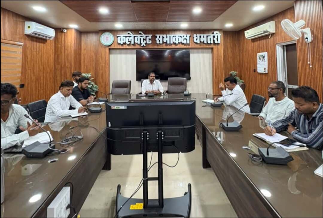 धमतरी जिले में टिकाऊ कृषि को मिलेगा बढ़ावा, जोरातराई बनेगा प्रदेश का पहला कार्बन न्यूट्रल गांव
कलेक्टर अबिनाश मिश्रा ने AWD तकनीक के विस्तार के साथ दलहन-तिलहन का रकबा दोगुना करने पर दिया जोर
ग्राम जोरातराई नवीन को प्रदेश का पहला कार्बन न्यूट्रल गांव बनाने की दिशा की जा रही पहल
#Dhamtari #SustainableAgriculture #CarbonNeutral #Chhattisgarh #SevaSankalpAbhiyan