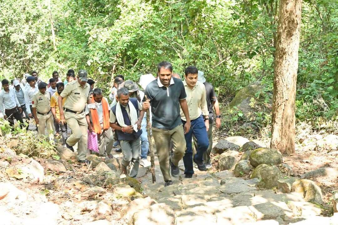 सेवा संकल्प अभियान अंतर्गत धमतरी जिले के वनांचल क्षेत्र में प्राकृतिक सौंदर्य, धार्मिक आस्था और ग्रामीण आजीविका की अपार संभावनाओं को प्रोत्साहित करने के उद्देश्य से कलेक्टर श्री अबिनाश मिश्रा ने गुरुवार को नगरी विकासखंड के वनांचल एवं उदंती-सीतानदी टाइगर रिजर्व क्षेत्र अंतर्गत मांदागिरी स्थित प्राचीन गौतम ऋषि पहाड़ का भ्रमण किया।
इस दौरान उन्होंने ग्रामीणों से संवाद कर उनकी समस्याएं सुनीं तथा क्षेत्र में पर्यटन विकास, आवागमन की सुविधा और स्थानीय स्तर पर रोजगार के अवसर सृजित करने की संभावनाओं पर चर्चा की।
#SevaSankalpAbhiyan #सेवा_संकल्प_अभियान #dhamtari
CMO ChhattisgarhDPR Chhattisgarh