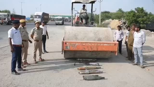 चित्तौड़गढ़ यातायात पुलिस की यातायात नियमों का उल्लंघन करने वाले वाहन चालकों के विरुद्ध कार्रवाई
तेज आवाज वाले मॉडिफाइड साइलेंसर लगी 11 बाइकों के साइलेंसर खुलवाकर रोड रोलर से किए नष्ट।
दैनिक वीरधरा राजस्थान।
चित्तौड़गढ़। यातायात व्यवस्था को सुचारू बनाने, ध्वनि प्रदूषण पर अंकुश लगाने तथा सड़क दुर्घटनाओं की रोकथाम के लिए विशेष अभियान चलाया जा रहा है। अभियान के तहत यातायात नियमों का उल्लंघन करने वाले वाहन चालकों के विरुद्ध सख्त कार्रवाई की जा रही है।
यातायात पुलिस द्वारा तेज आवाज वाले मॉडिफाइड साइलेंसर लगी 11 बाइकों के विरुद्ध कार्रवाई की गई। कार्रवाई के दौरान बाइकों से मॉडिफाइड साइलेंसर खुलवाकर उन्हें रोड रोलर से कुचलकर नष्ट किया गया, ताकि उनका दोबारा उपयोग नहीं किया जा सके।
मॉडिफाइड साइलेंसर से निकलने वाली तेज आवाज आमजन के लिए परेशानी का कारण बनती है तथा ध्वनि प्रदूषण को बढ़ावा देती है। ऐसे साइलेंसर का उपयोग सार्वजनिक �