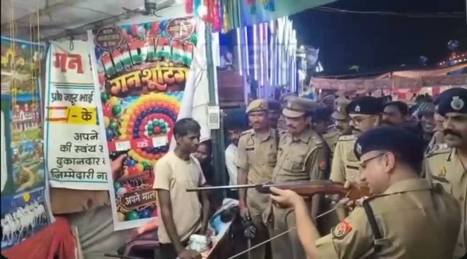 मुरादाबाद रामलीला मैदान में नवरात्रि मेला के निरीक्षण के दौरान दिखा एसएसपी सतपाल अंतिल का अलग अंदाज, गन शूटिंग करते आए नजर