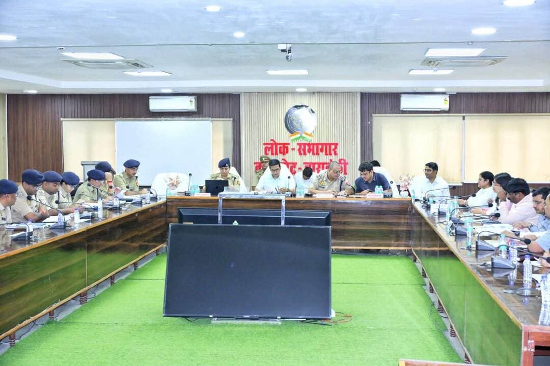 बाराबंकी में दुर्गा पूजा-दशहरा की तैयारी तेज, मंडलायुक्त और DIG ने विसर्जन स्थलों पर सुरक्षा के दिए सख्त निर्देश!
बाराबंकी कलेक्ट्रेट में समीक्षा बैठक हुई। मंडलायुक्त राजेश कुमार व डीआईजी सोमेन बर्मा ने शोभायात्रा मार्गों की मरम्मत, विसर्जन घाटों पर नाव, पीए सिस्टम और पुलिस तैनाती के निर्देश दिए। डीएम व एसपी रहे मौजूद।
#Barabanki #DurgaPuja #Dussehra2026