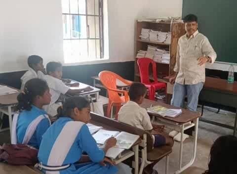 ପାଟଣା: ପାଟଣାରେ ଶିକ୍ଷକ ଅଭାବ: ବିଦ୍ୟାଳୟରେ ପାଠ ପଢ଼ାଇଲେ ବିଡିଓ