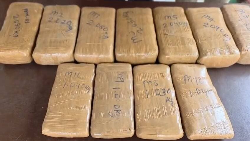 जोकीहाट थाना पुलिस ने गुप्त सूचना के आधार पर मादक पदार्थों के तस्करों के खिलाफ बड़ी कार्रवाई करते हुए नेशनल हाईवे 327ई अररिया सिलीगुड़ी पथ पर काकन टोल प्लाजा के समीप एक कार से 18.200 किलोग्राम गांजा बरामद किया है। इस मामले में रूपेंद्र सिंह राठौड़, पिता कुलदीप सिंह राठौड़, निवासी सदाबिहार, कलवाड़ रोड, थाना हाथोज, जिला जयपुर (राजस्थान) को गिरफ्तार किया गया है।