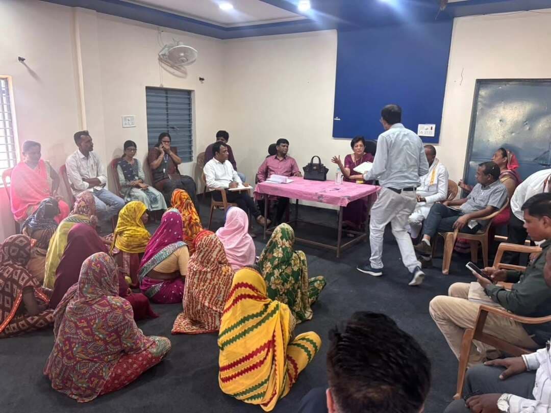 संयुक्त सचिव मुक्ता शेखर ने ग्राम पंचायतों का किया भ्रमण, विकास कार्यों का लिया जायजा
भारत सरकार के पंचायती राज मंत्रालय की संयुक्त सचिव मुक्ता शेखर ने तीन दिवसीय जिले के भ्रमण के दूसरे दिन विभिन्न ग्राम पंचायतों का निरीक्षण कर विकास कार्यों, पंचायत प्रशासन और ग्रामीणों की सहभागिता का जायजा लिया। उन्होंने जिला पंचायत सीईओ हिमांशु जैन से मुलाकात कर संचालित विकास कार्यों और पंचायती राज योजनाओं की समीक्षा भी की।
भ्रमण के दौरान संयुक्त सचिव ने ग्राम पंचायत मघरिया में 15वें वित्त आयोग की राशि से हुए सड़क व नाली निर्माण सहित अन्य विकास कार्यों का अवलोकन किया। सचिव और ग्राम रोजगार सहायक से ग्राम सभा के रजिस्टर और पंचायत अभिलेखों की जानकारी ली तथा सरपंच, पंच व ग्रामीणों से चर्चा की।
इसके बाद वे ग्राम छेड़का पहुंचीं, जहां ग्रामीणों ने तिलक लगाकर पारंपरिक लोकनृत्य से आत्मीय स्वागत किया। लोक परंपराओं से प्रभावित होकर संयुक्त सचिव ने भी लोकनृत्य में सहभागिता की।
छेड़का में उन्होंने होम स्टे का अवलोकन किया और मक्के की रोटी, चटनी व स्थानीय सब्जियों सहित पारंपरिक व्यंजनों का स्वाद लिया। ग्रामीण पर्यटन को बढ़ावा देने और होम स्टे से आजीविका बढ़ाने की संभावनाओं पर भी चर्चा हुई।
इसके बाद ग्राम पंचायत टेकापार का निरीक्षण कर सचिव, सरपंच व ग्रामीणों से विकास कार्यों और स्थानीय आवश्यकताओं की जानकारी ली।
भ्रमण का उद्देश्य पंचायतों में विकास कार्यों की वास्तविक स्थिति, ग्राम सभा की कार्यप्रणाली और ग्रामीणों की सहभागिता का प्रत्यक्ष आकलन करना था।
इस दौरान भोपाल से उपसंचालक सुधीर जैन, मंत्रालय के सलाहकार प्रखर जैन, जिला पंचायत सीईओ हिमांशु जैन, सहायक परियोजना अधिकारी ज्योति साहू, जिला कार्यक्रम प्रबंधक रविन्द्र कुमार शर्मा, जिला पर्यटन समन्वयक मनोज ठाकुर, जिला समन्वयक अरविंद धुर्वे सहित जनपद पंचायत सोहागपुर के सीईओ राम सोनी, एसडीएम बबीता राठौर व अन्य अधिकारी-कर्मचारी मौजूद रहे।
#narmadapuram @CMMadhyaPradesh @DrMohanYadav51 @JansamparkMP