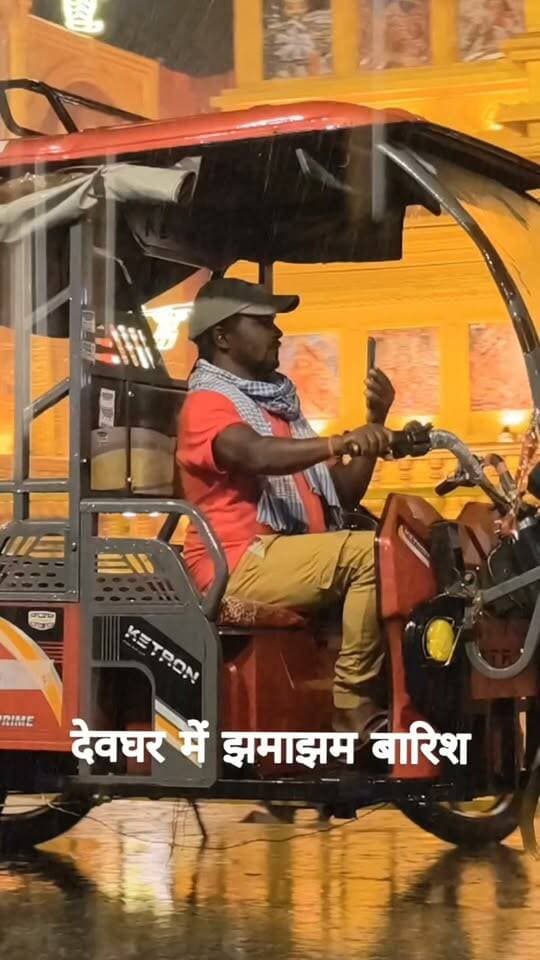 तुम डांडिया में व्यस्त रहो झमाझम बारिश के बीच हम मां के दर्शन को चले,