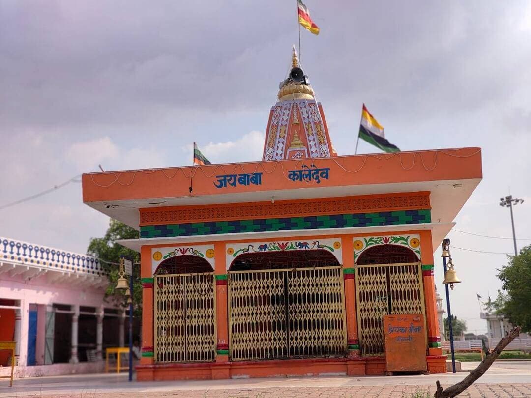 जीवली में काले देव का लक्खी मेला 19 को
गंगापुरसिटी जन आस्था का केन्द्र जीवली पंचायत स्थित प्रसिद्ध काले देव बाबा मंदिर परिसर में एक दिवसीय लख्खी मेले की तैयारियां अंतिम चरण में है। मंदिर कमेटी सदस्य पंडित सचिन जीवली ने बताया कि हर वर्ष की भांति इस वर्ष भी बाबा काले देव का मेला आश्विन शुक्ल नवमी
19 अक्टूबर (सोमबार ) को आयोजित होगा। मेले की तैयारियों को लेकर ग्रामीण एवं कार्यकर्त्ता जुटे हुए है। इस मंदिर को लेकर न केवल क्षेत्र बल्कि दूर-दराज के लोगों में भी गहरी आस्था है। ग्रामीणों ने बताया कि मान्यता के चलते बाबा के दरबार में कुत्ता, सांप व बिच्छू आदि जहरीले जीव-जन्तुओं के काटने पर लगाए गए बंध को कटवाने के लिए बड़ी संख्या में भक्तगण पहुंचते है। आस्था के चलते लोगों को फायदा भी मिलता है। इस अवसर पर हर बर्ष लाखों श्रद्धालु दर्शन के लिए आते है!