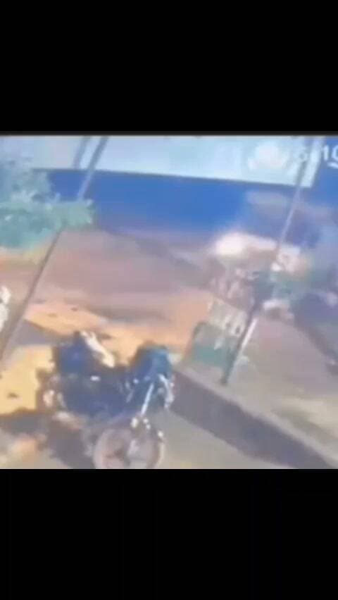 आगरा। तेज रफ्तार कार ने बाइक को मारी टक्कर, हादसे का CCTV वीडियो आया सामने
आगरा में एक भीषण सड़क हादसे का सीसीटीवी वीडियो सामने आया है। जानकारी के अनुसार तेज रफ्तार कार ने सड़क किनारे खड़ी बाइकों को जोरदार टक्कर मार दी। टक्कर इतनी तेज थी कि कई बाइकें क्षतिग्रस्त होकर दूर जा गिरीं।
यह पूरी घटना पास में लगे सीसीटीवी कैमरे में कैद हो गई। सीसीटीवी फुटेज में साफ देखा जा सकता है कि रात के समय एक तेज रफ्तार कार अनियंत्रित होकर आती है और खड़ी बाइकों को टक्कर मारते हुए निकल जाती है। गनीमत रही कि उस समय बाइक पर कोई मौजूद नहीं था, नहीं तो बड़ा हादसा हो सकता था।
घटना के बाद स्थानीय लोगों में हड़कंप मच गया। लोगों ने तुरंत पुलिस को सूचना दी। सूचना पर पहुंची पुलिस ने घटनास्थल का जायजा लिया और सीसीटीवी फुटेज को कब्जे में लेकर कार चालक की तलाश शुरू कर दी है।
स्थानीय लोगों का कहना है कि इस इलाके में तेज रफ्तार वाहनों के कारण अक्सर हादसे होते रहते हैं। लोगों ने पुलिस से तेज रफ्तार पर लगाम लगाने की मांग की है।
@agrapolice @Uppolice @myogiadityanath
#AgraNews #AgraAccident #AgraBreaking #CCTVVideo #ViralCCTV #RoadAccident #AgraPolice #UPNews #UPBreaking #TezRaftar #AgraKaCCTV #DDMNews #BreakingNews #ViralNews #AgraLive